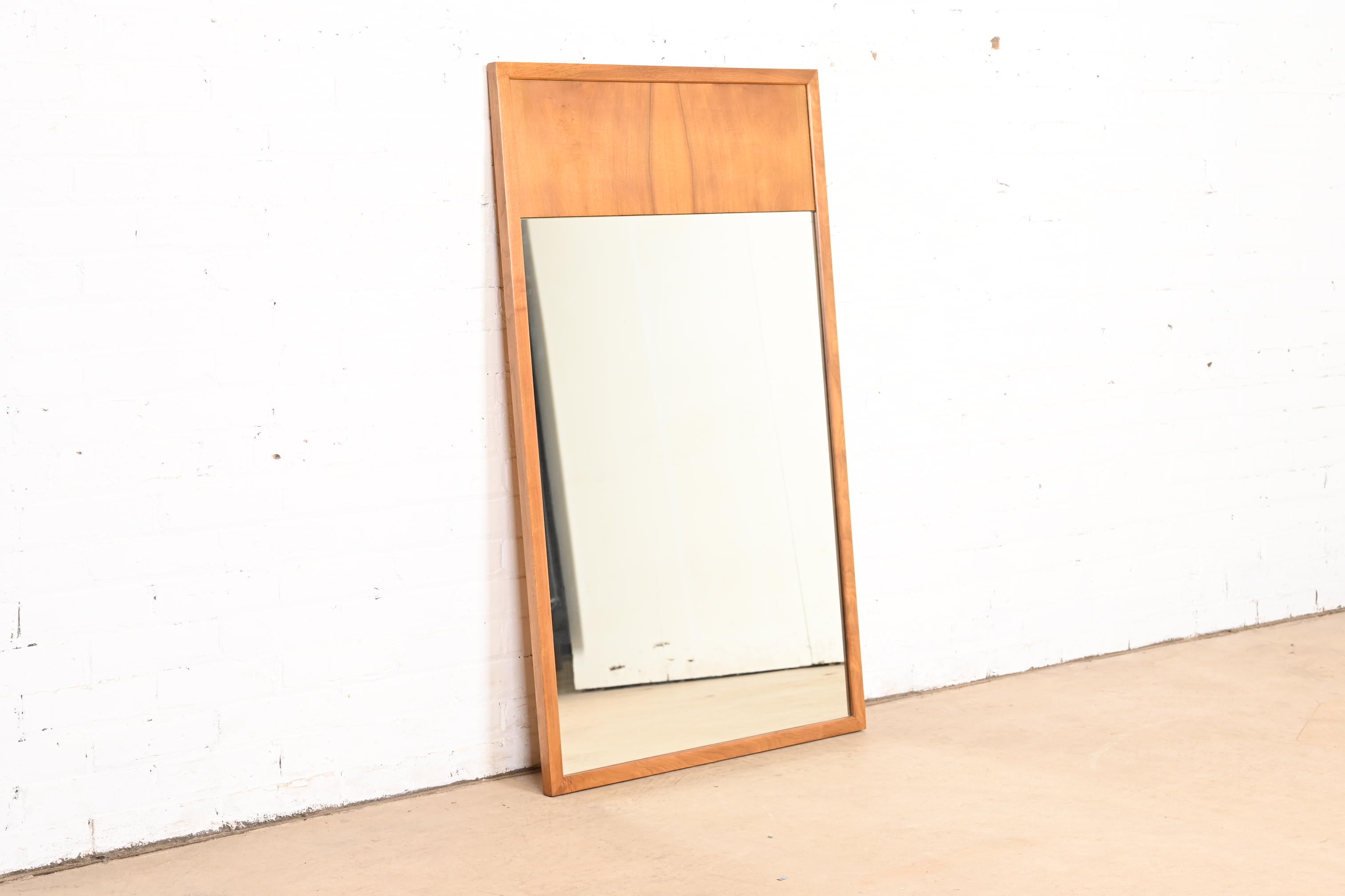 Magnifique miroir mural encadré en noyer, de style moderne du milieu du siècle.

Par John Widdicomb

États-Unis, années 1960

Dimensions : 27,5 