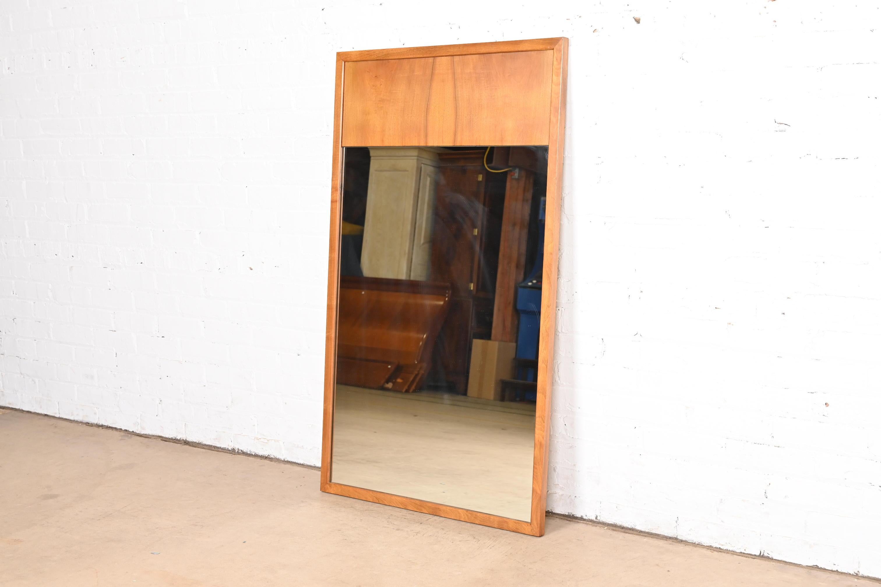 Mid-Century Modern Grand miroir mural moderne du milieu du siècle dernier de John Widdicomb, vers les années 1960 en vente