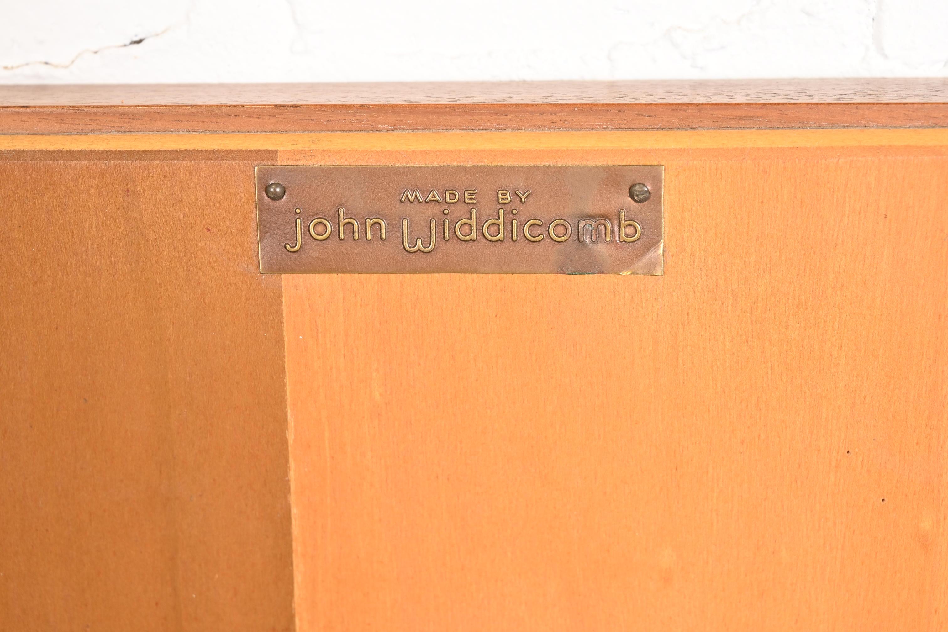 Miroir Grand miroir mural moderne du milieu du siècle dernier de John Widdicomb, vers les années 1960 en vente