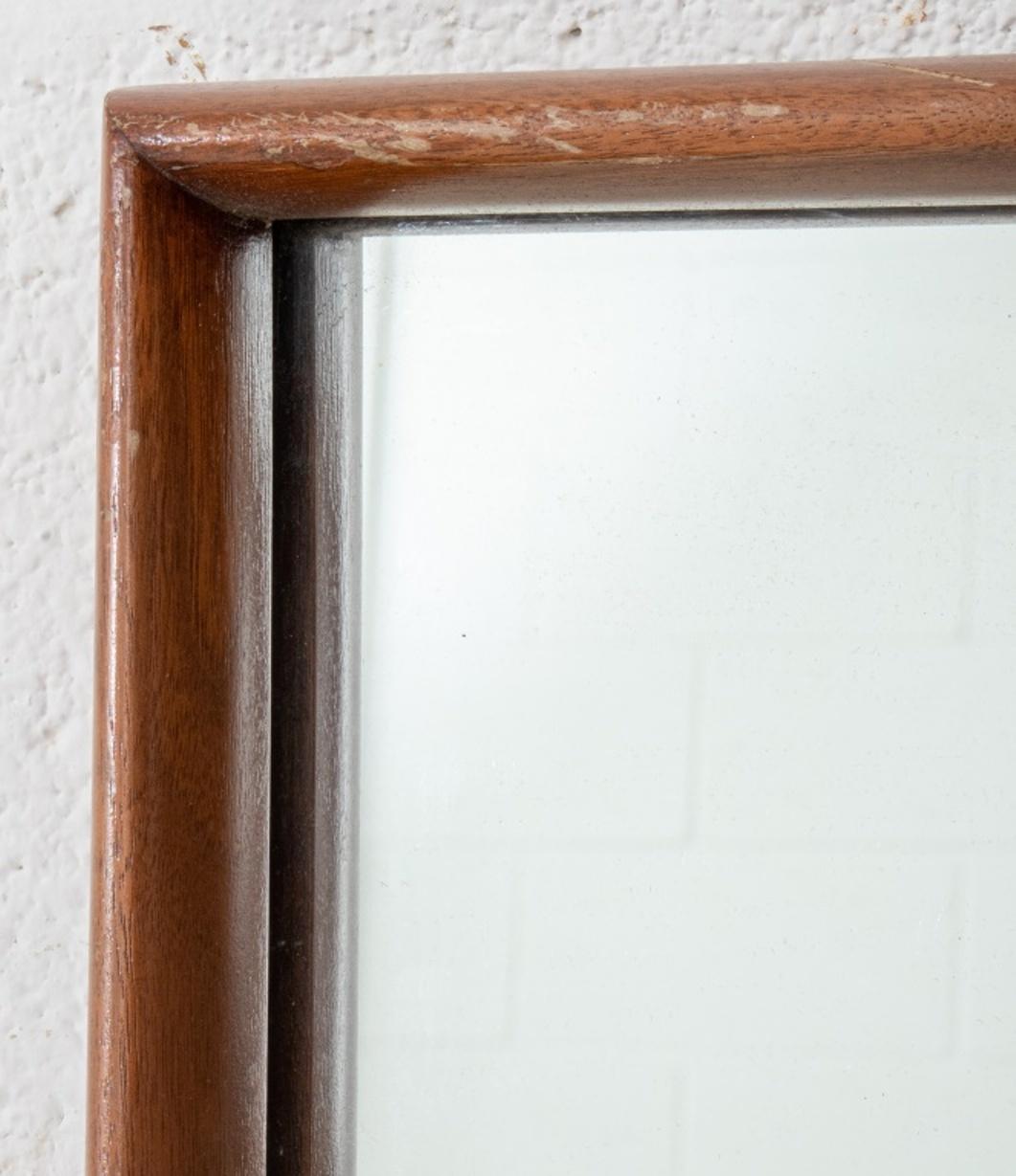 Miroir rectangulaire encadré en noyer John Widdicomb, moderne du milieu du siècle, étiquette Widdicomb au dos.

Dimensions : 33