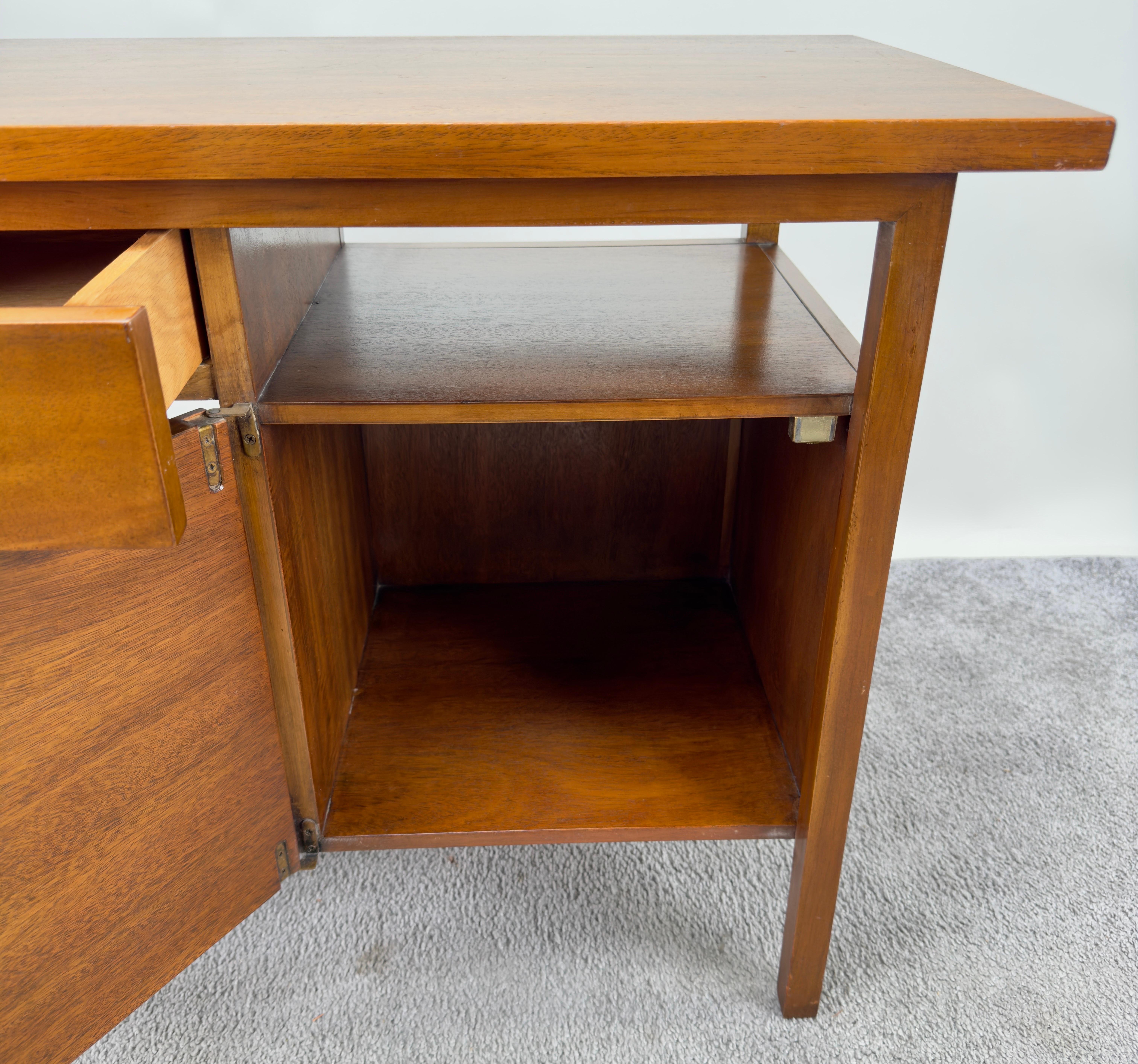 John Widdicomb Mid Century Modern Walnut Nightstand or End Table, a Pair  For Sale 3