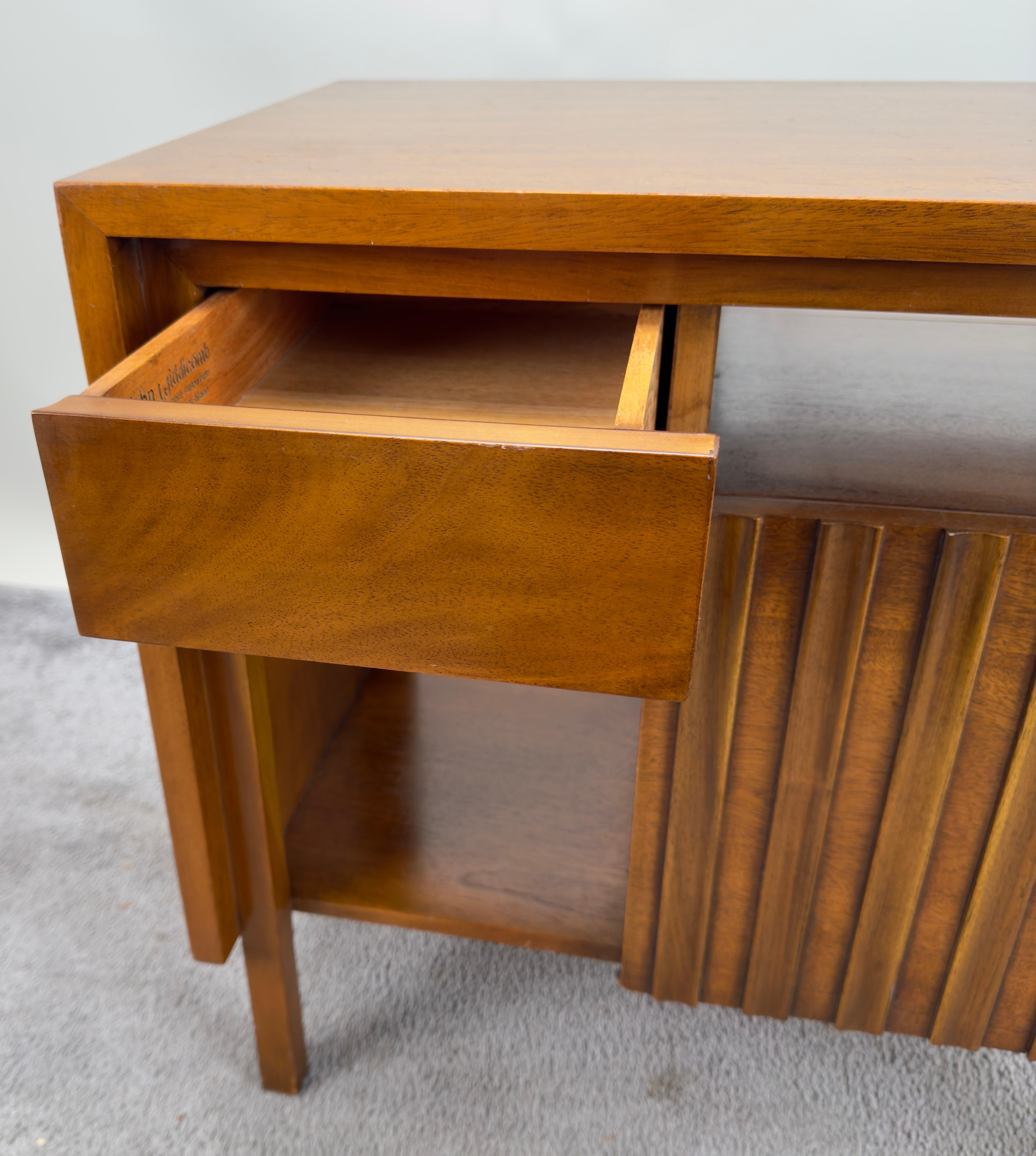John Widdicomb Mid Century Modern Walnut Nightstand or End Table, a Pair  For Sale 4