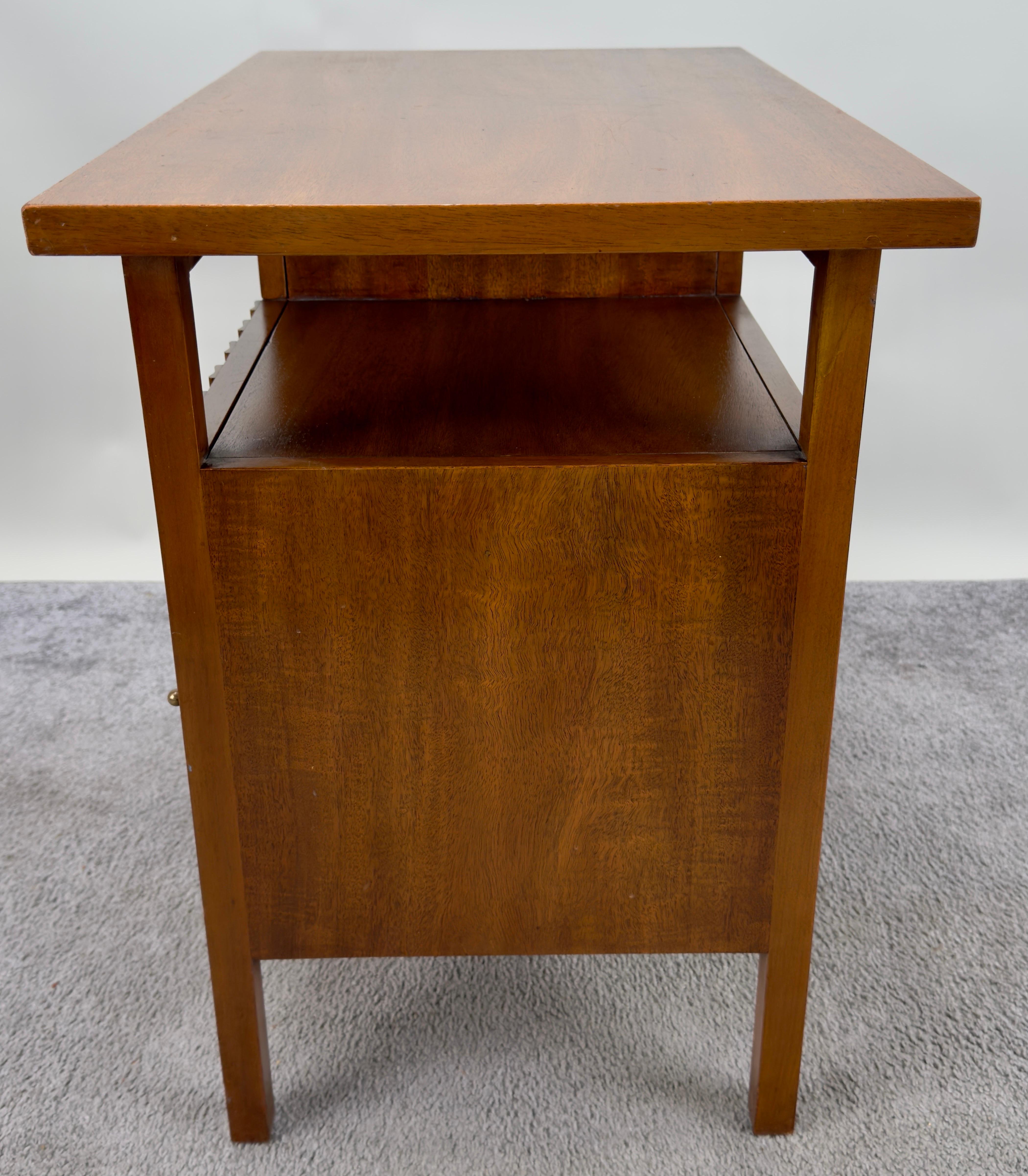 John Widdicomb Mid Century Modern Walnut Nightstand or End Table, a Pair  For Sale 5