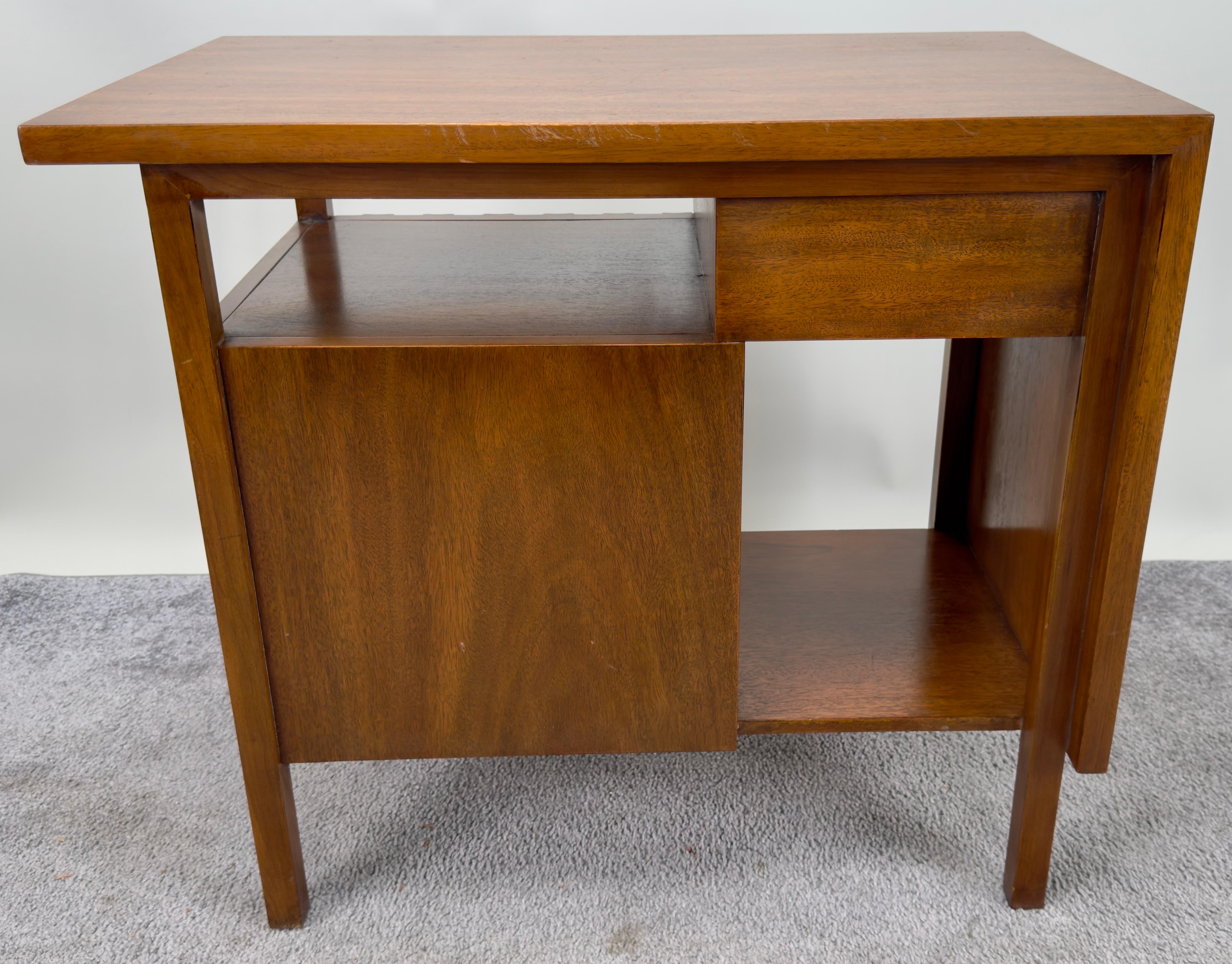 John Widdicomb Mid Century Modern Walnut Nightstand or End Table, a Pair  For Sale 6