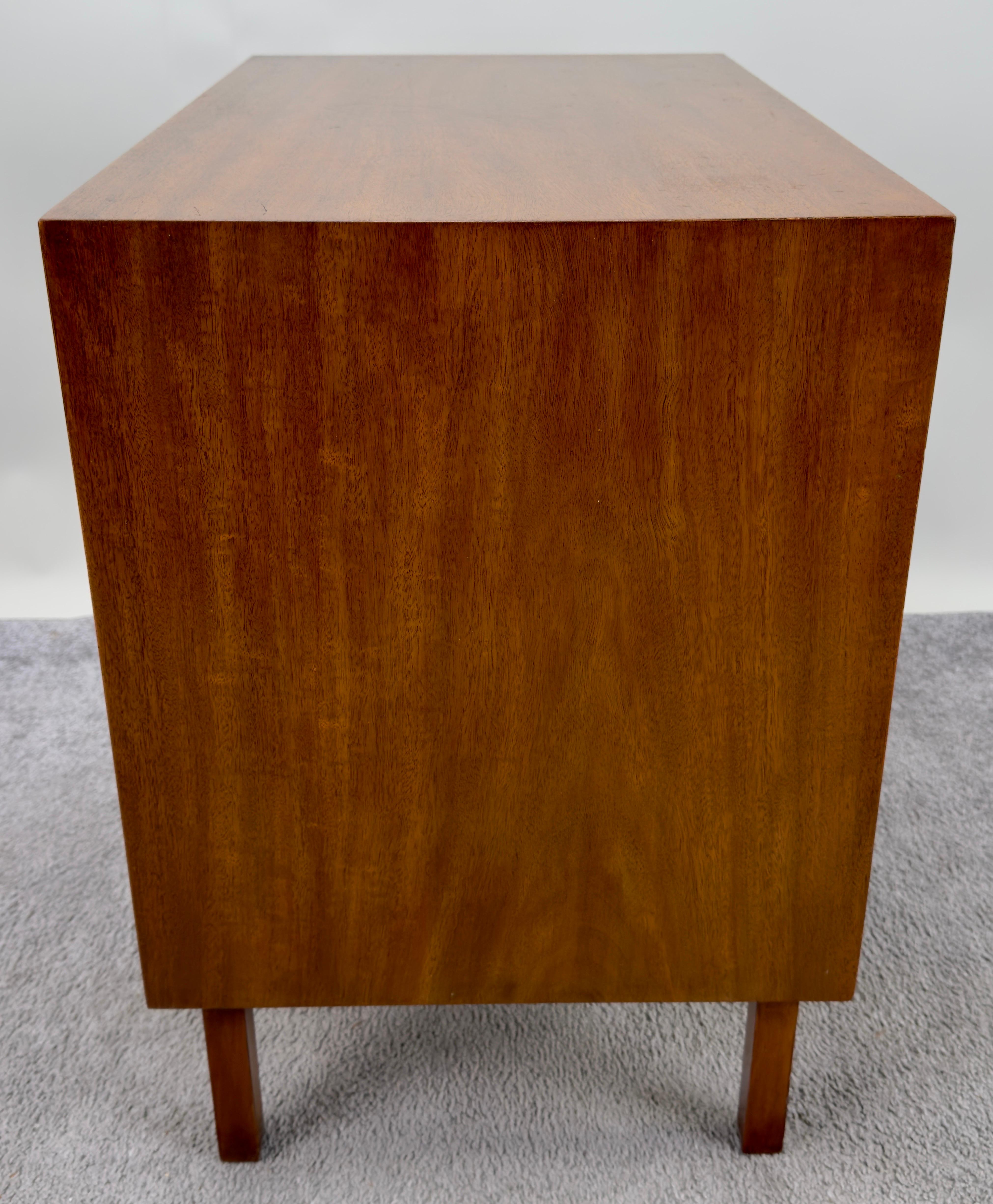 John Widdicomb Mid Century Modern Walnut Nightstand or End Table, a Pair  For Sale 7