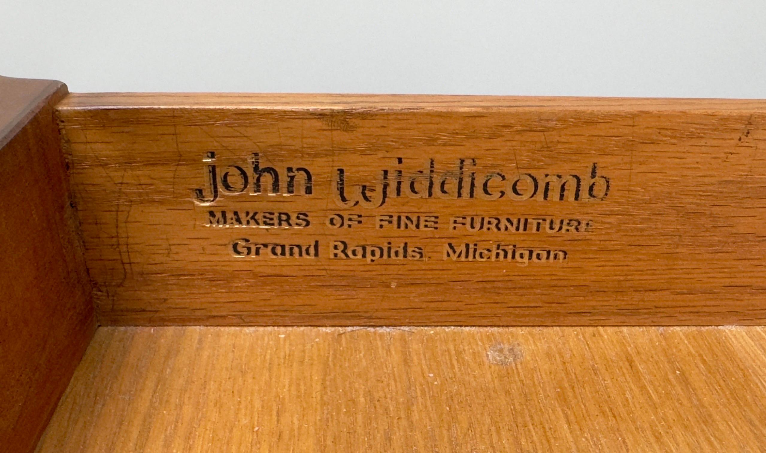 John Widdicomb Table de nuit ou d'appoint en noyer, moderne du milieu du siècle, une paire  en vente 7