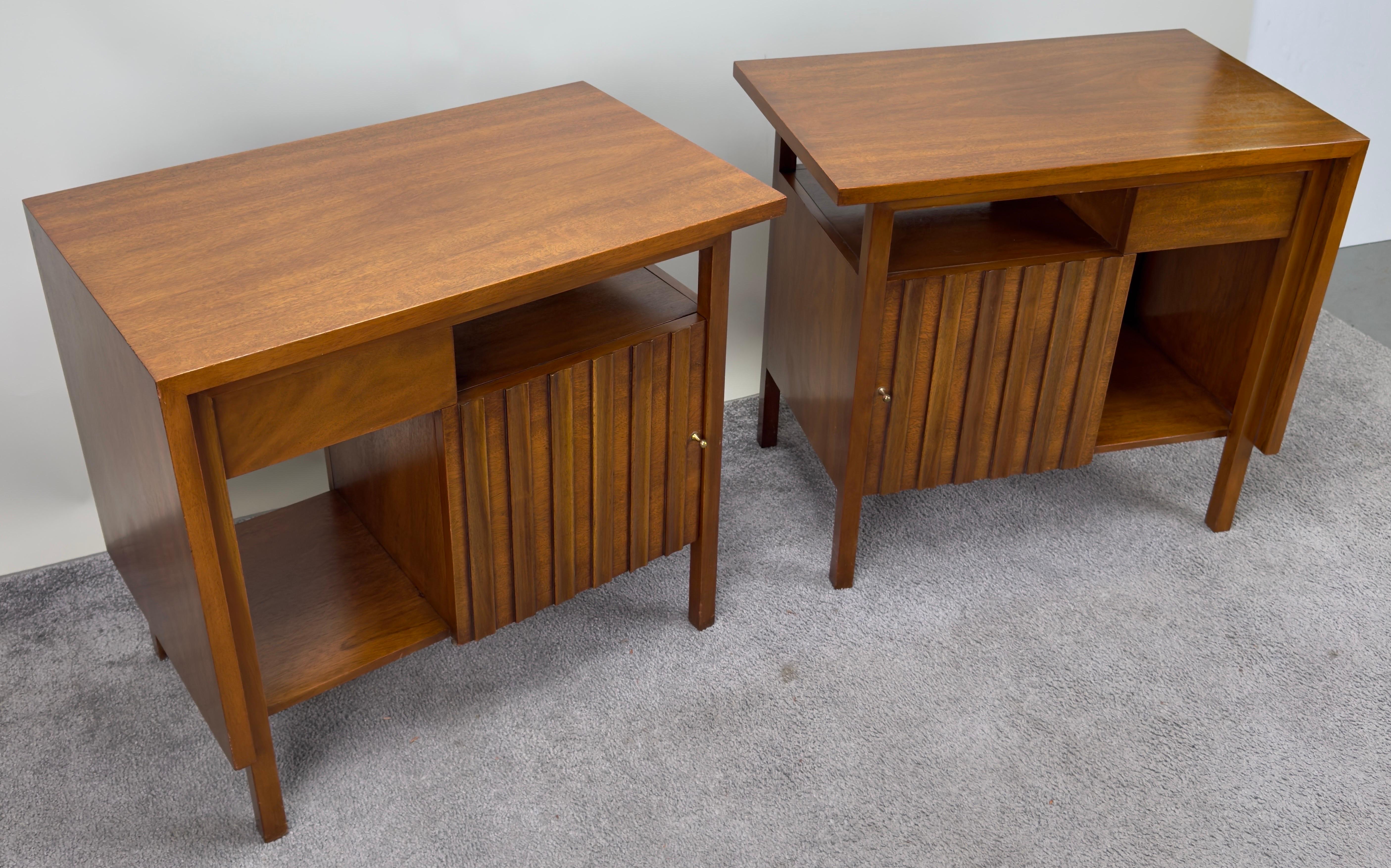 American John Widdicomb Mid Century Modern Walnut Nightstand or End Table, a Pair  For Sale