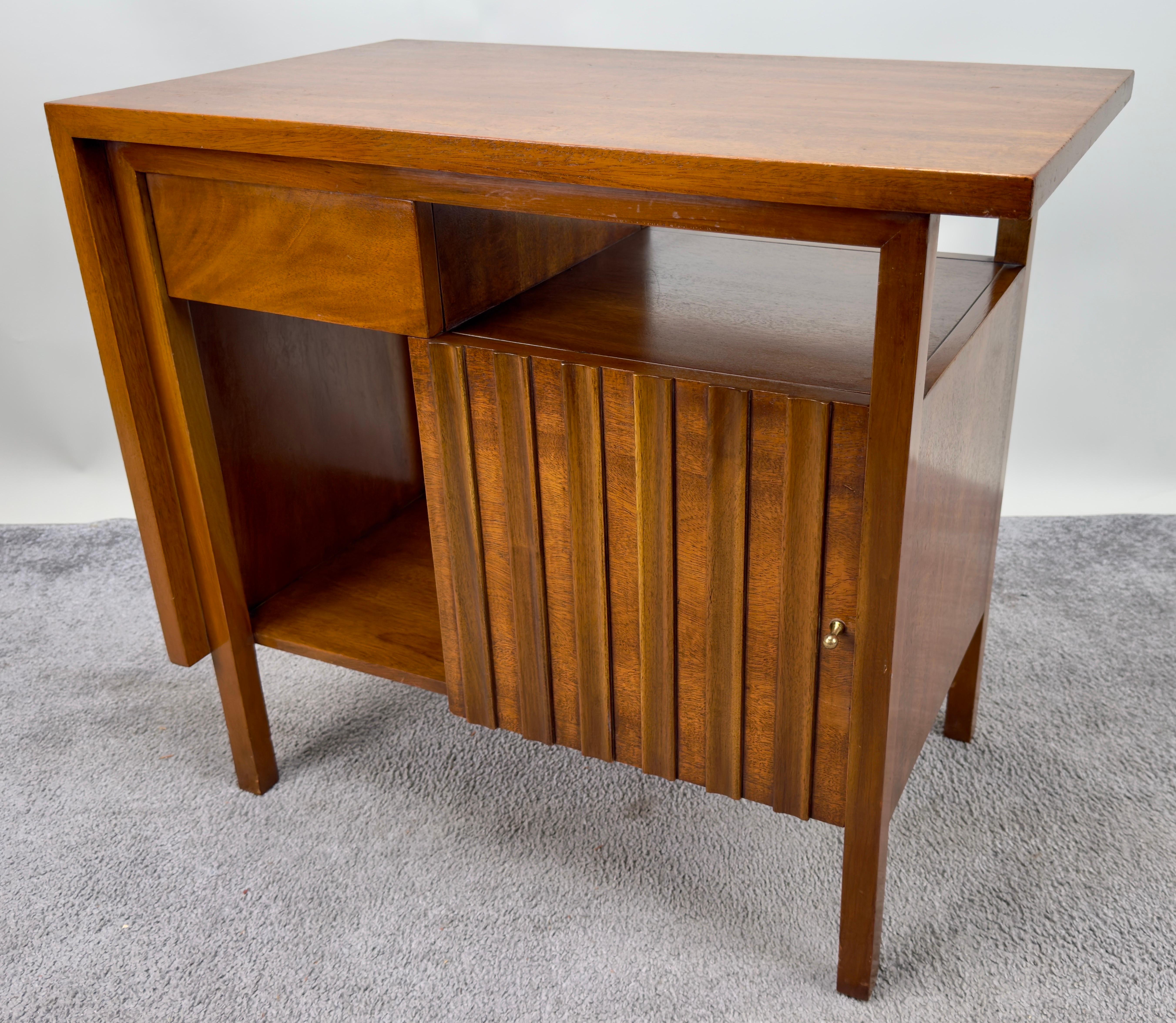 John Widdicomb Mid Century Modern Walnut Nightstand or End Table, a Pair  In Good Condition For Sale In Plainview, NY