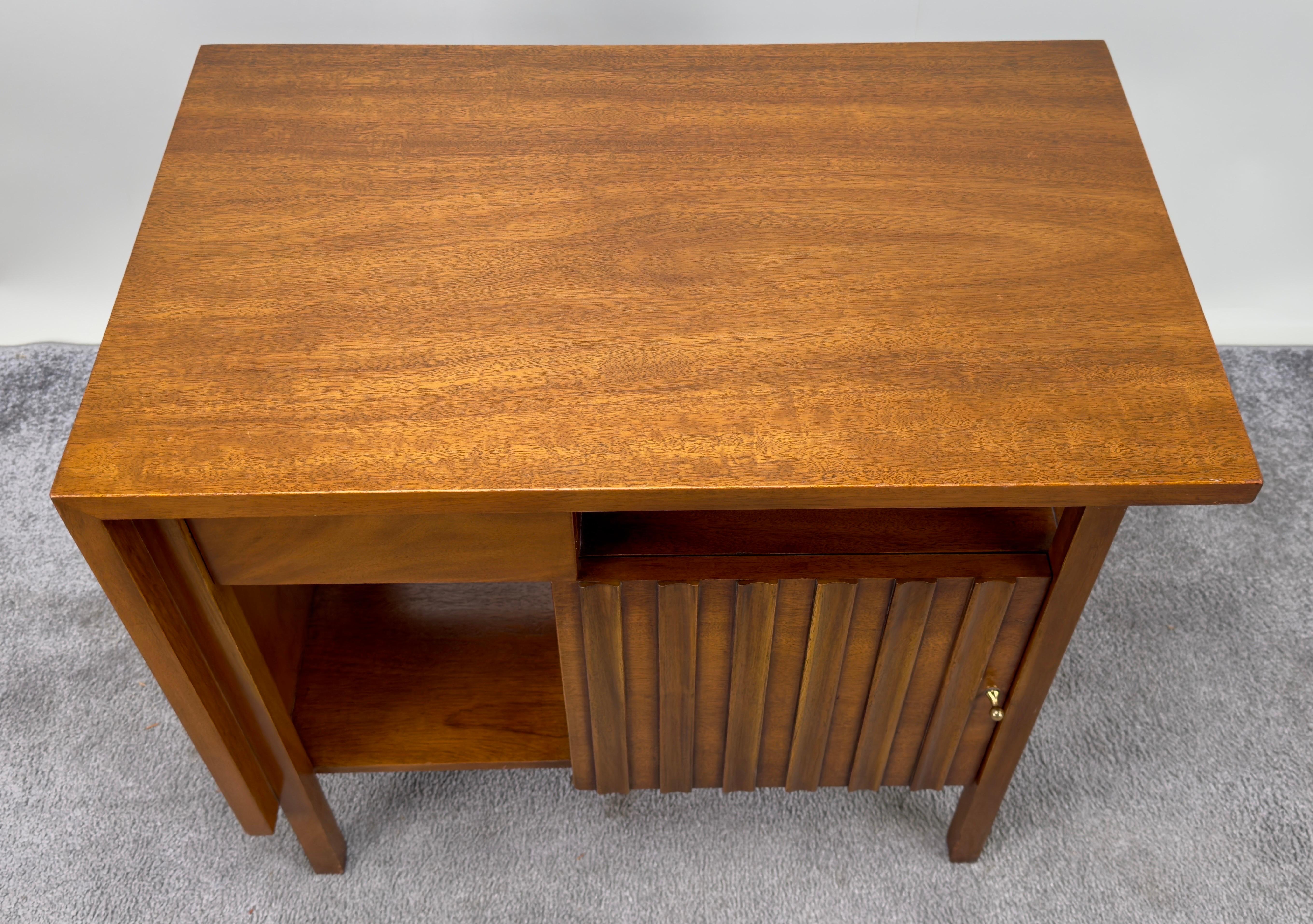 20th Century John Widdicomb Mid Century Modern Walnut Nightstand or End Table, a Pair  For Sale