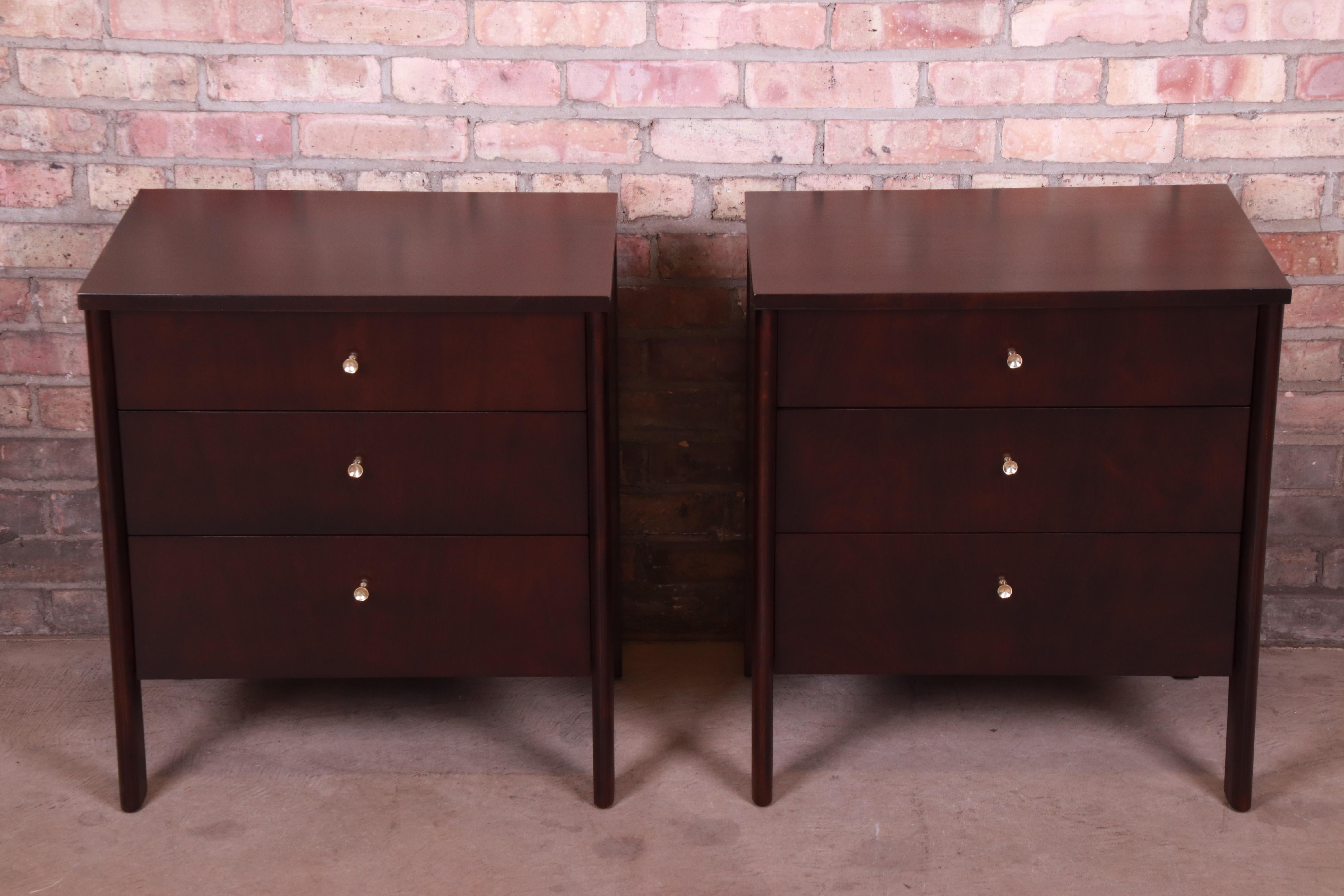 An exceptional pair of Mid-Century Modern three-drawer nightstands

By John Widdicomb

USA, 1950s

Walnut newly refinished in onyx, with original brass hardware.

Measures: 22