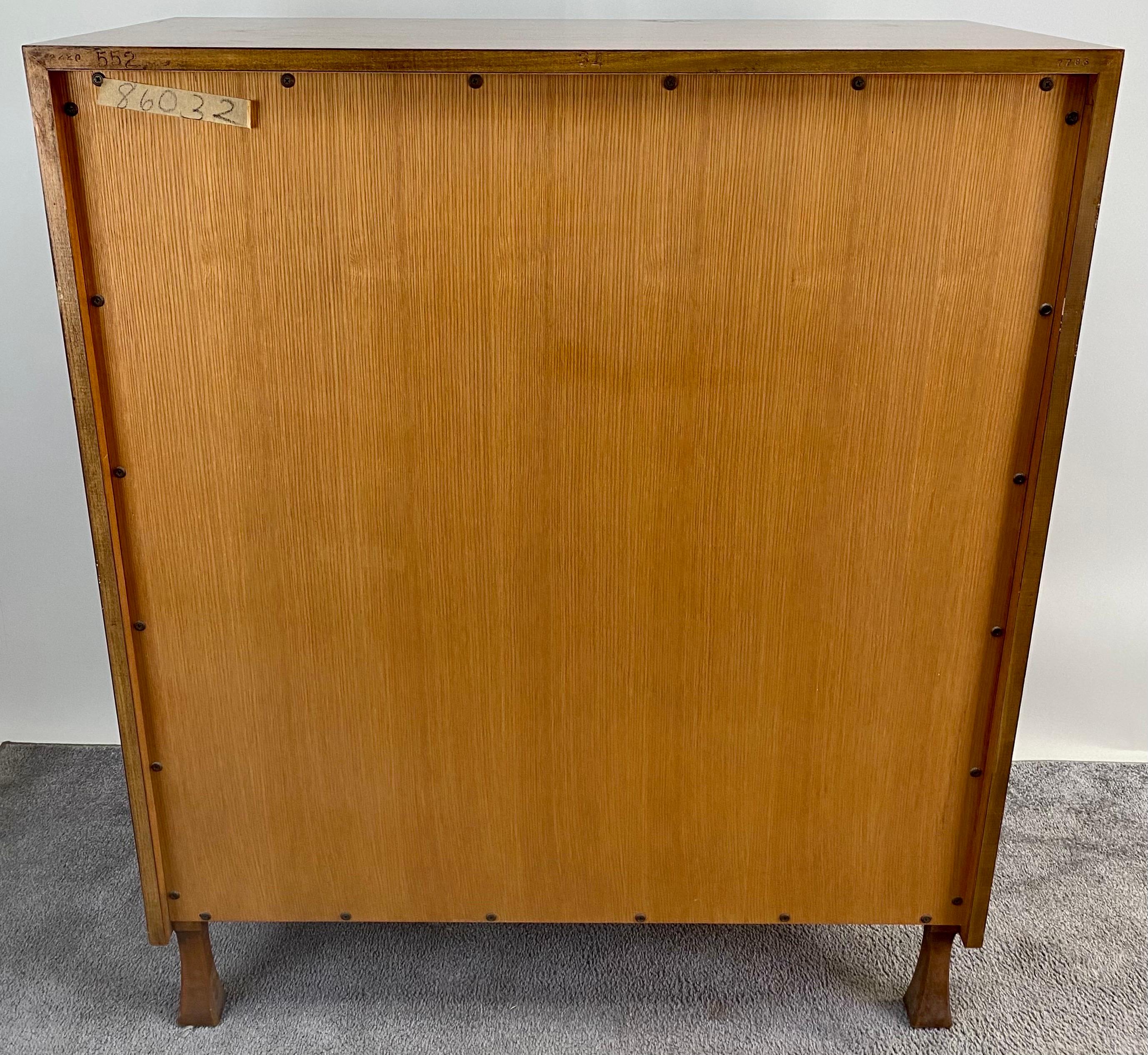 John Widdicomb Mid-Century Modern Tall Dresser Walnut with Tambour Doors (Grande commode en noyer avec portes à lamelles)  en vente 10