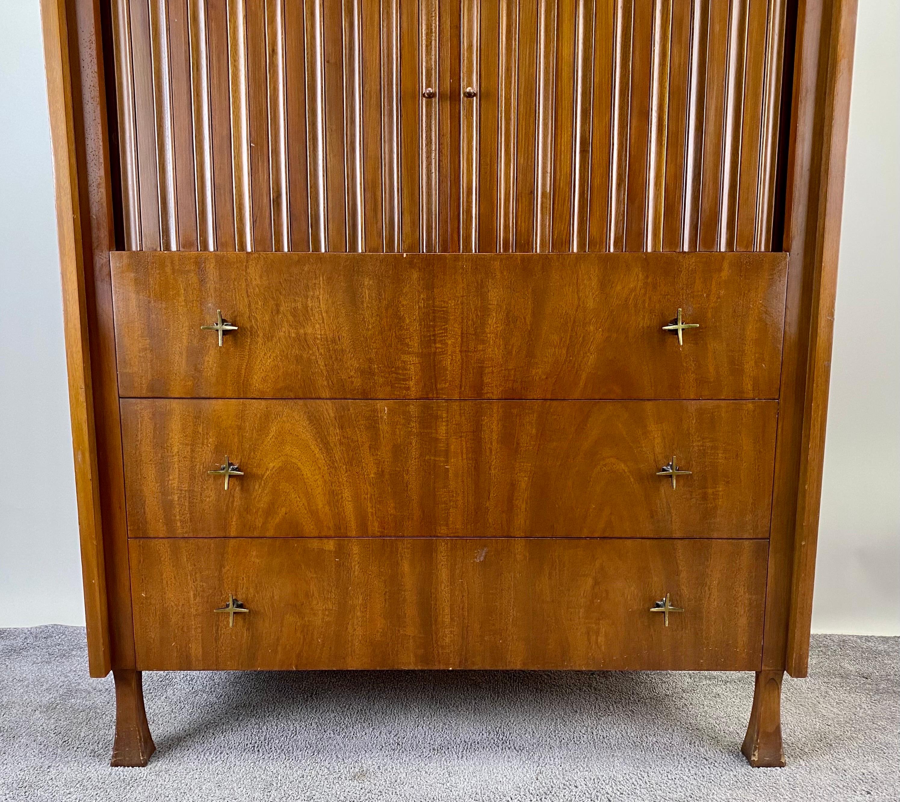 20ième siècle John Widdicomb Mid-Century Modern Tall Dresser Walnut with Tambour Doors (Grande commode en noyer avec portes à lamelles)  en vente