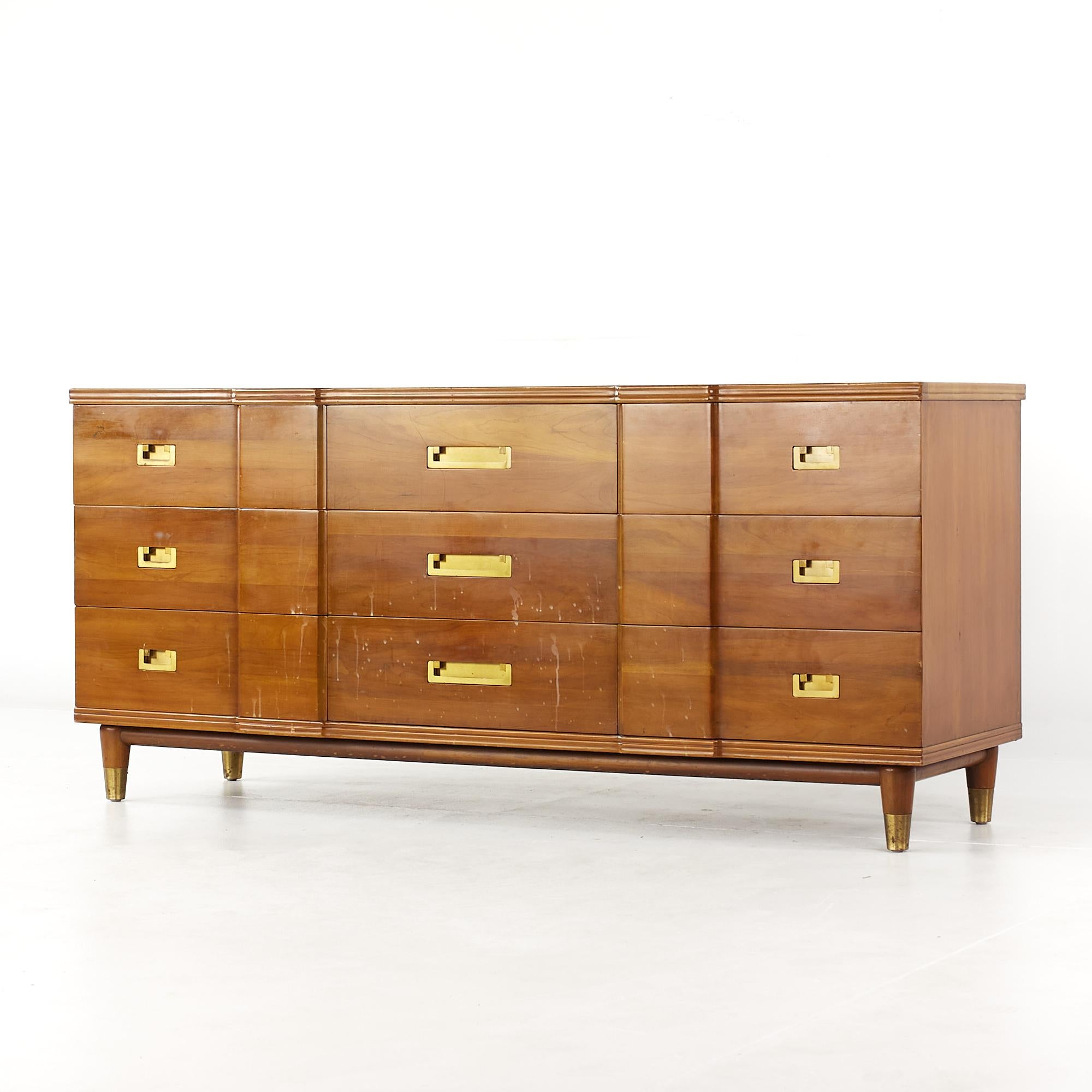 Mid-Century Modern John Widdicomb Mid Century Walnut and Brass Lowboy Dresser à 9 tiroirs en vente