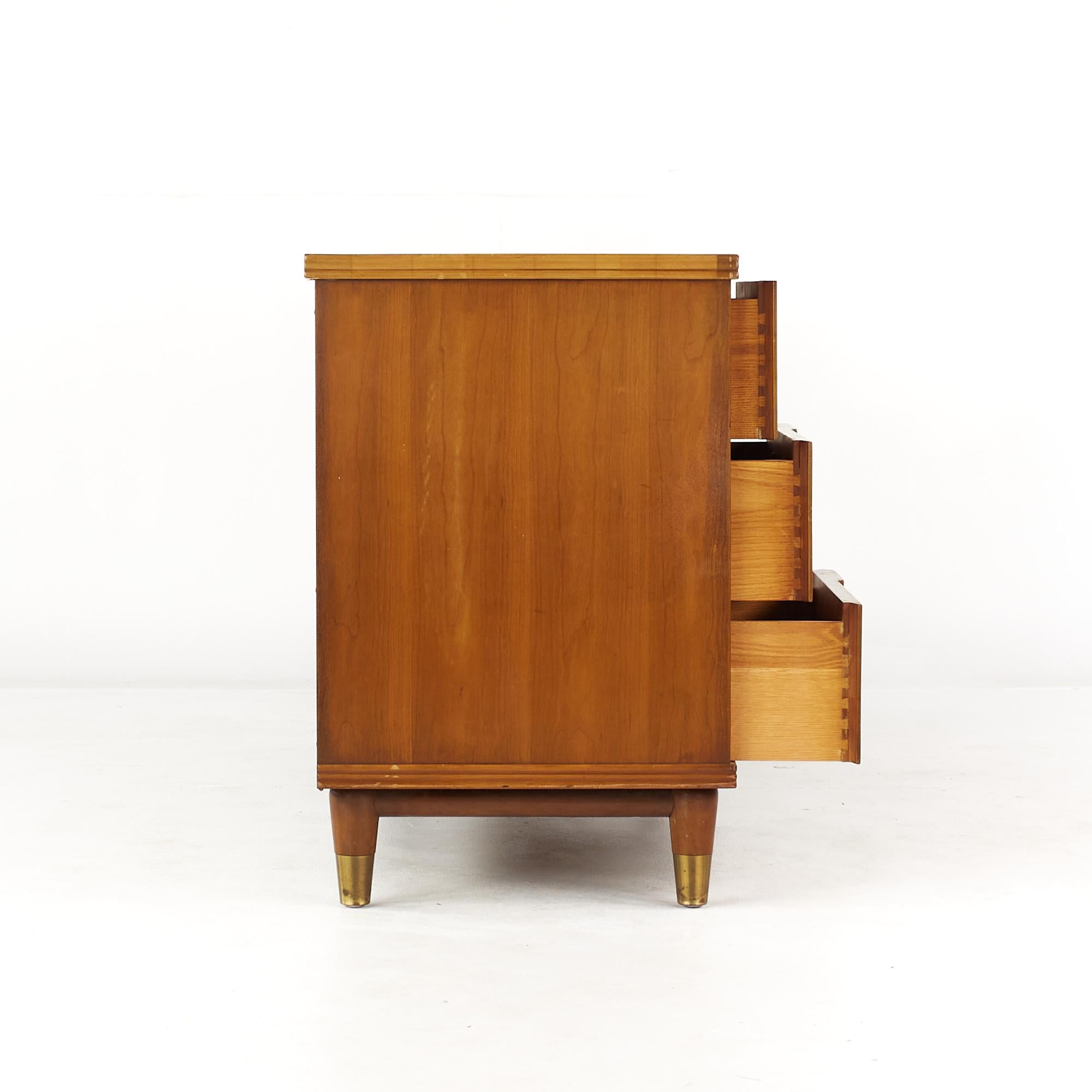 Américain John Widdicomb Mid Century Walnut and Brass Lowboy Dresser à 9 tiroirs en vente