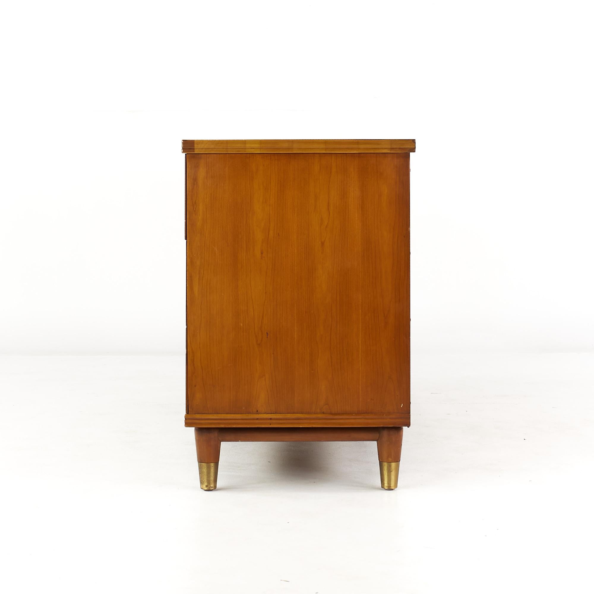 John Widdicomb Mid Century Walnut and Brass Lowboy Dresser à 9 tiroirs Bon état - En vente à Countryside, IL