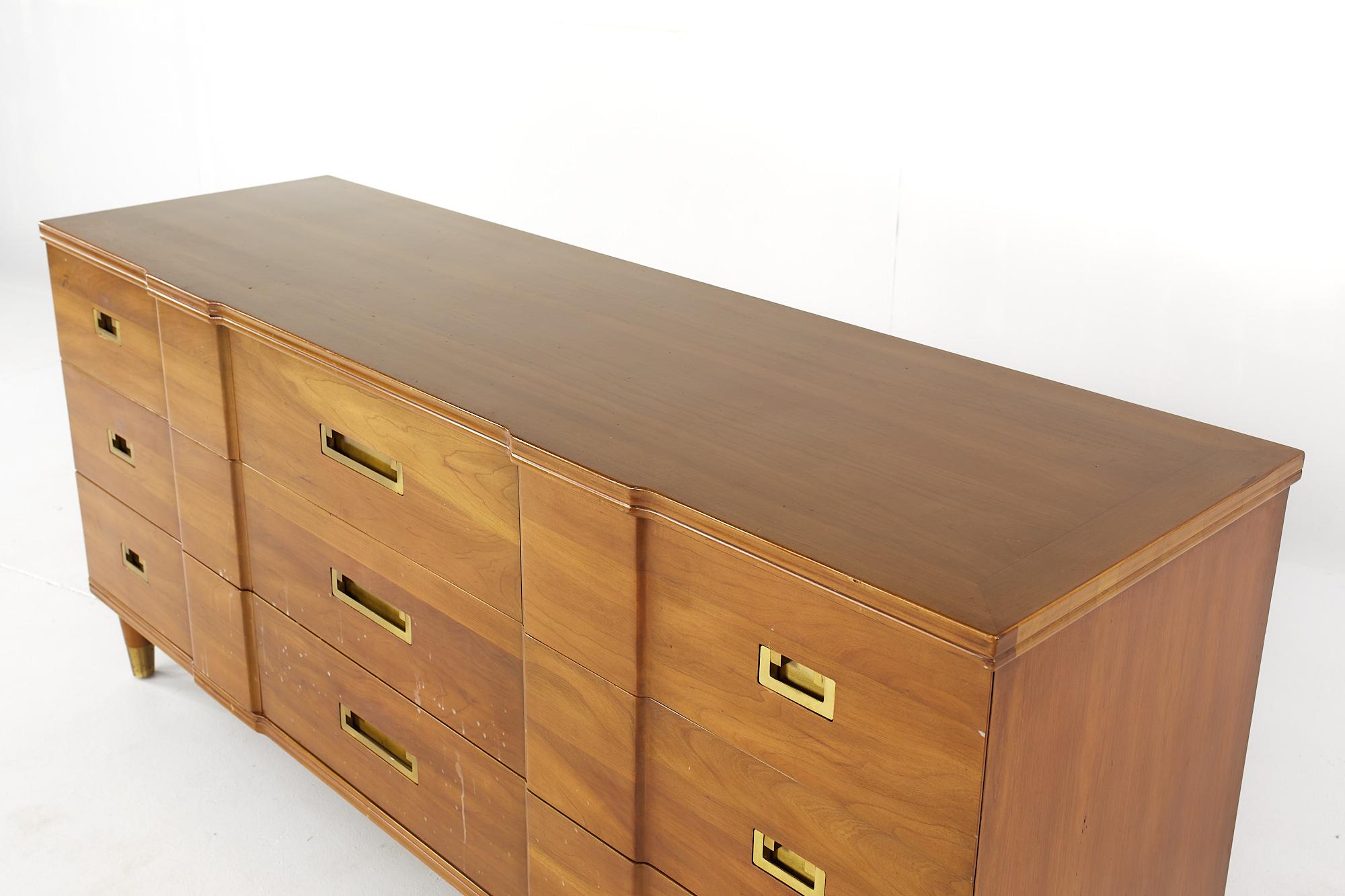 Fin du 20e siècle John Widdicomb Mid Century Walnut and Brass Lowboy Dresser à 9 tiroirs en vente