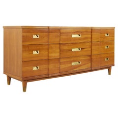 John Widdicomb Dresser Lowboy à 9 tiroirs en noyer et laiton du milieu du siècle dernier