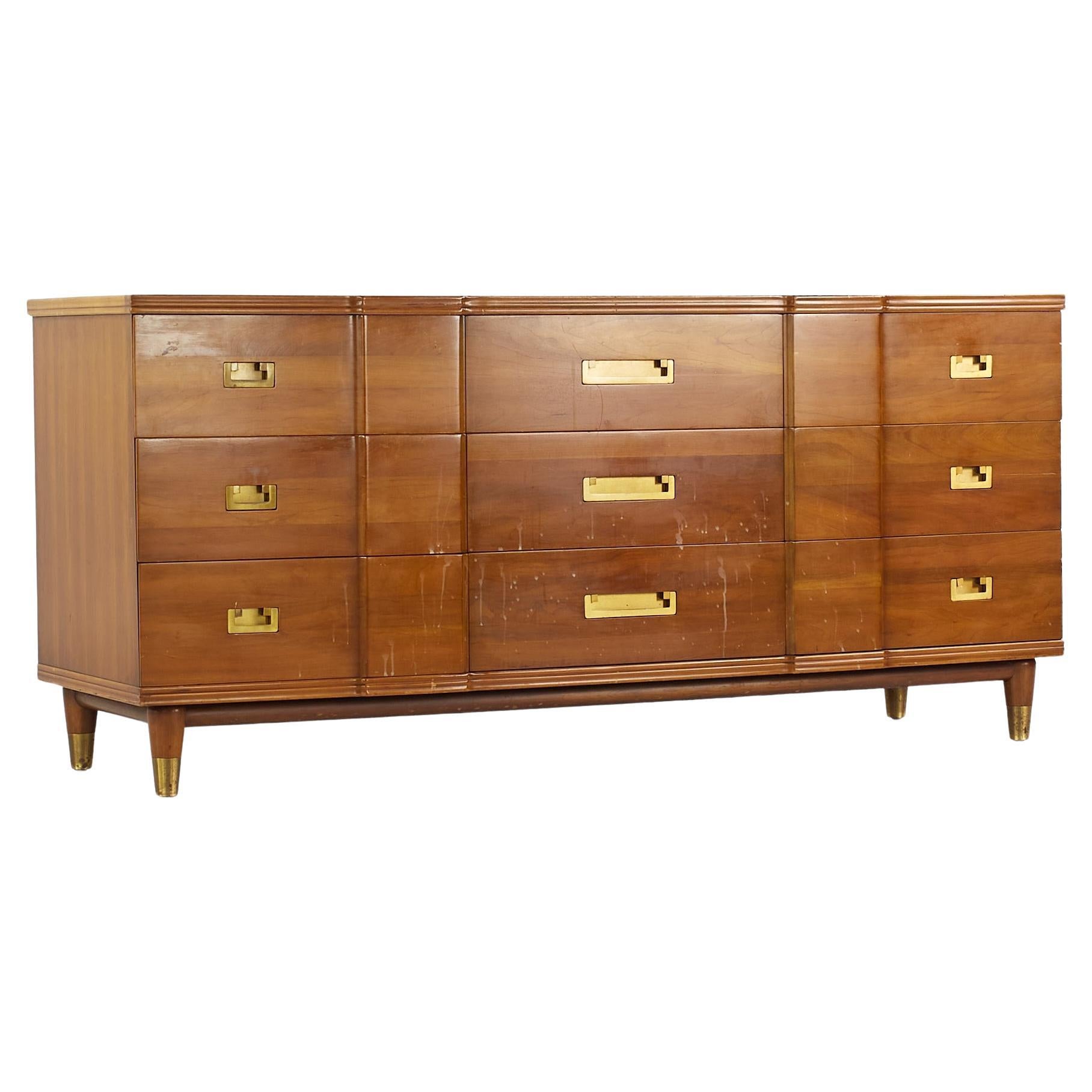 John Widdicomb Mid Century Walnut and Brass Lowboy Dresser à 9 tiroirs en vente