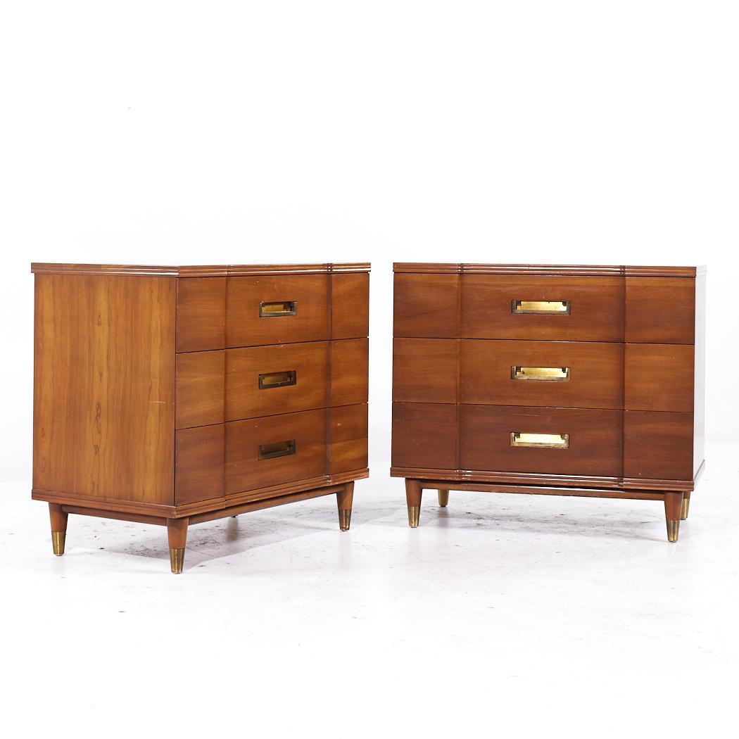 John Widdicomb Mid Century Walnut and Brass Chest of Drawers - Pair

Each chest of drawers measures: 36 wide x 21 deep x 32.25 high

All pieces of furniture can be had in what we call restored vintage condition. That means the piece is restored upon