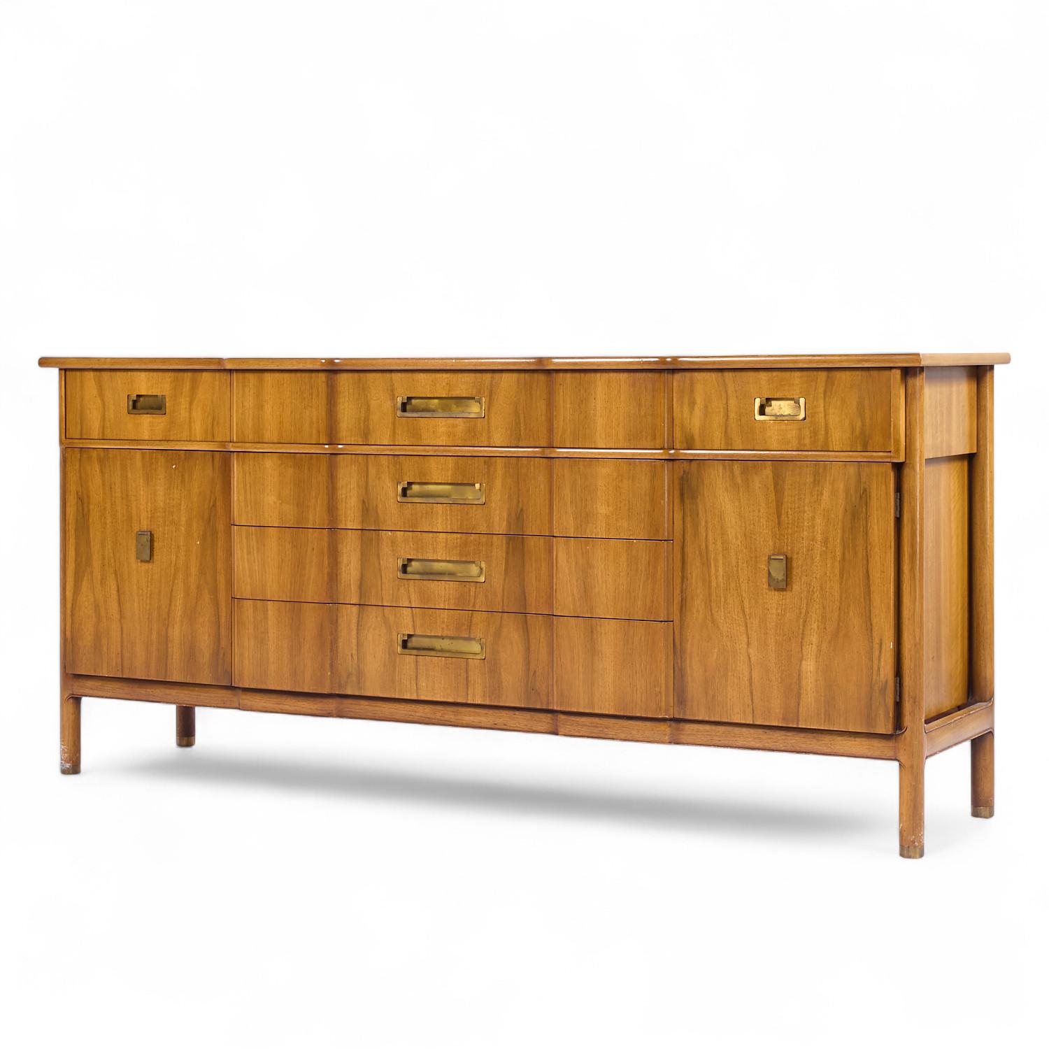 John Widdicomb Mid Century Nussbaum und Messing Kredenz mit Hutch im Angebot 4