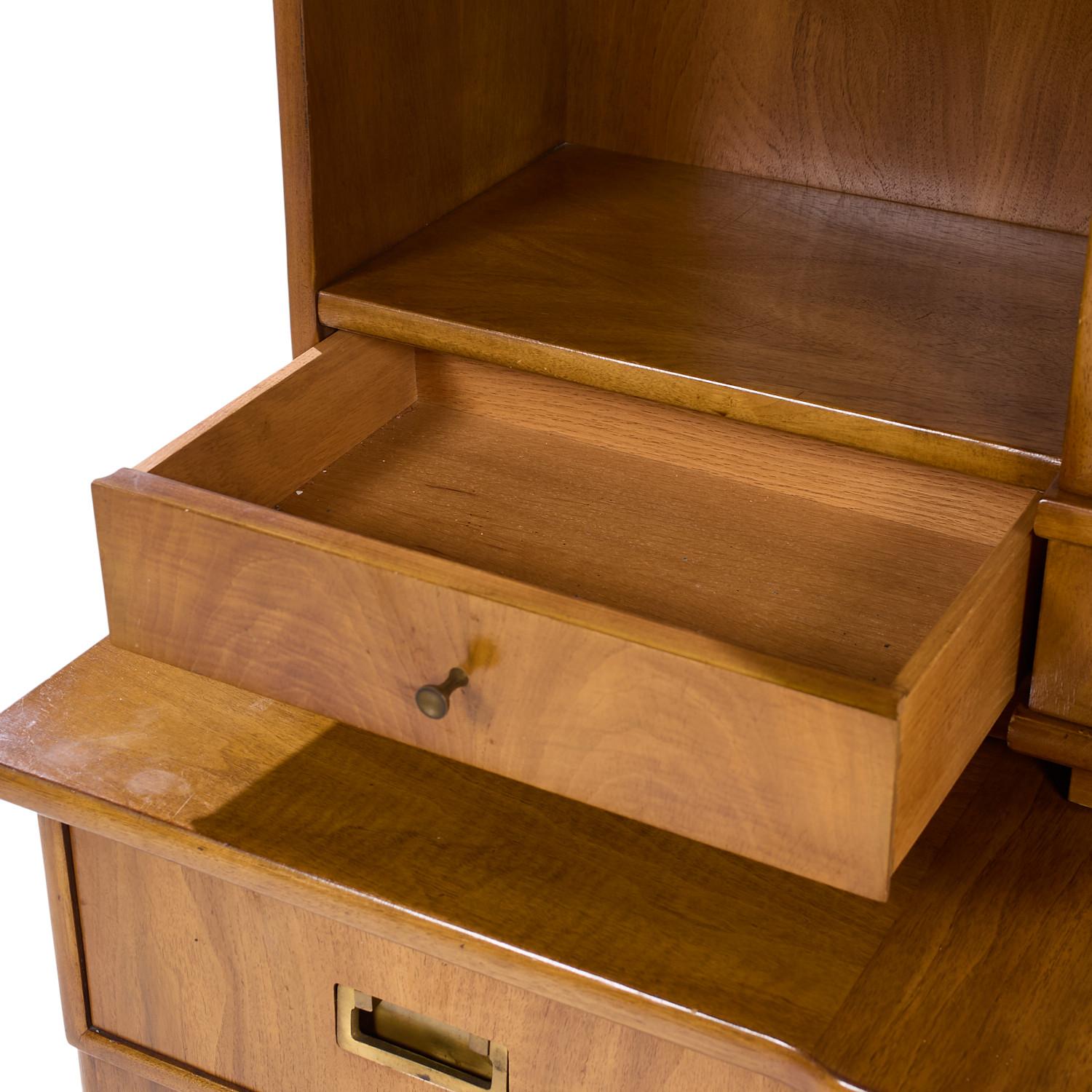 John Widdicomb Mid Century Nussbaum und Messing Kredenz mit Hutch im Angebot 5