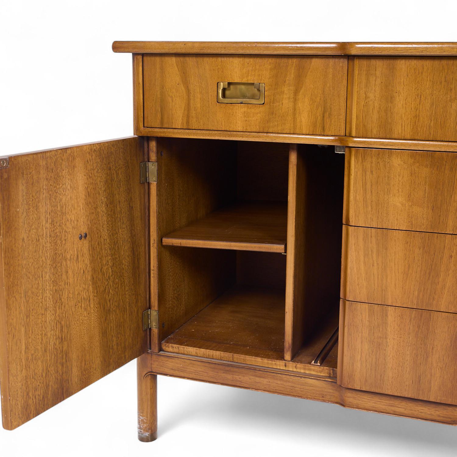 John Widdicomb Mid Century Nussbaum und Messing Kredenz mit Hutch im Angebot 6