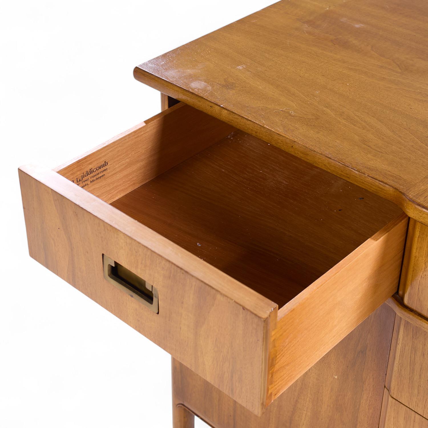 John Widdicomb Mid Century Nussbaum und Messing Kredenz mit Hutch im Angebot 7