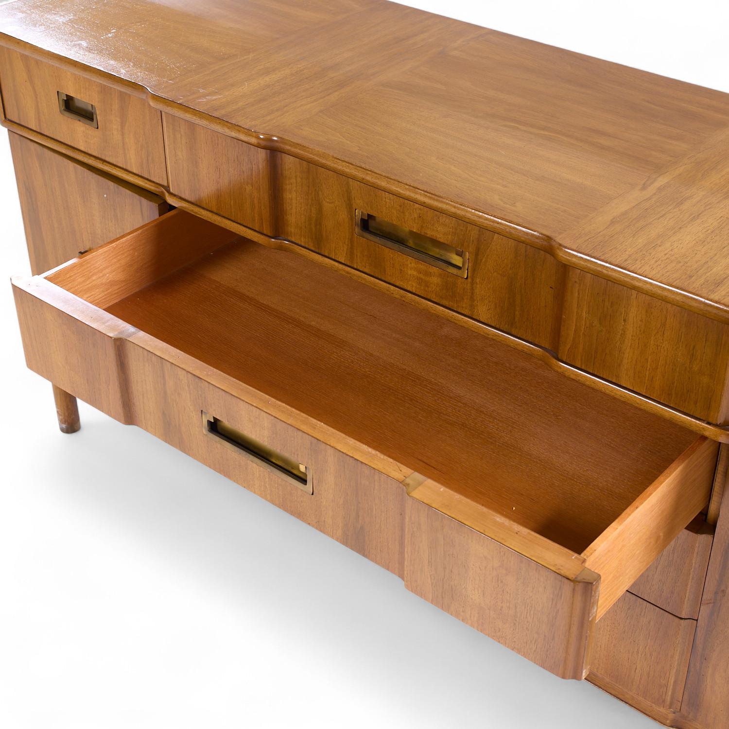 John Widdicomb Mid Century Nussbaum und Messing Kredenz mit Hutch im Angebot 8