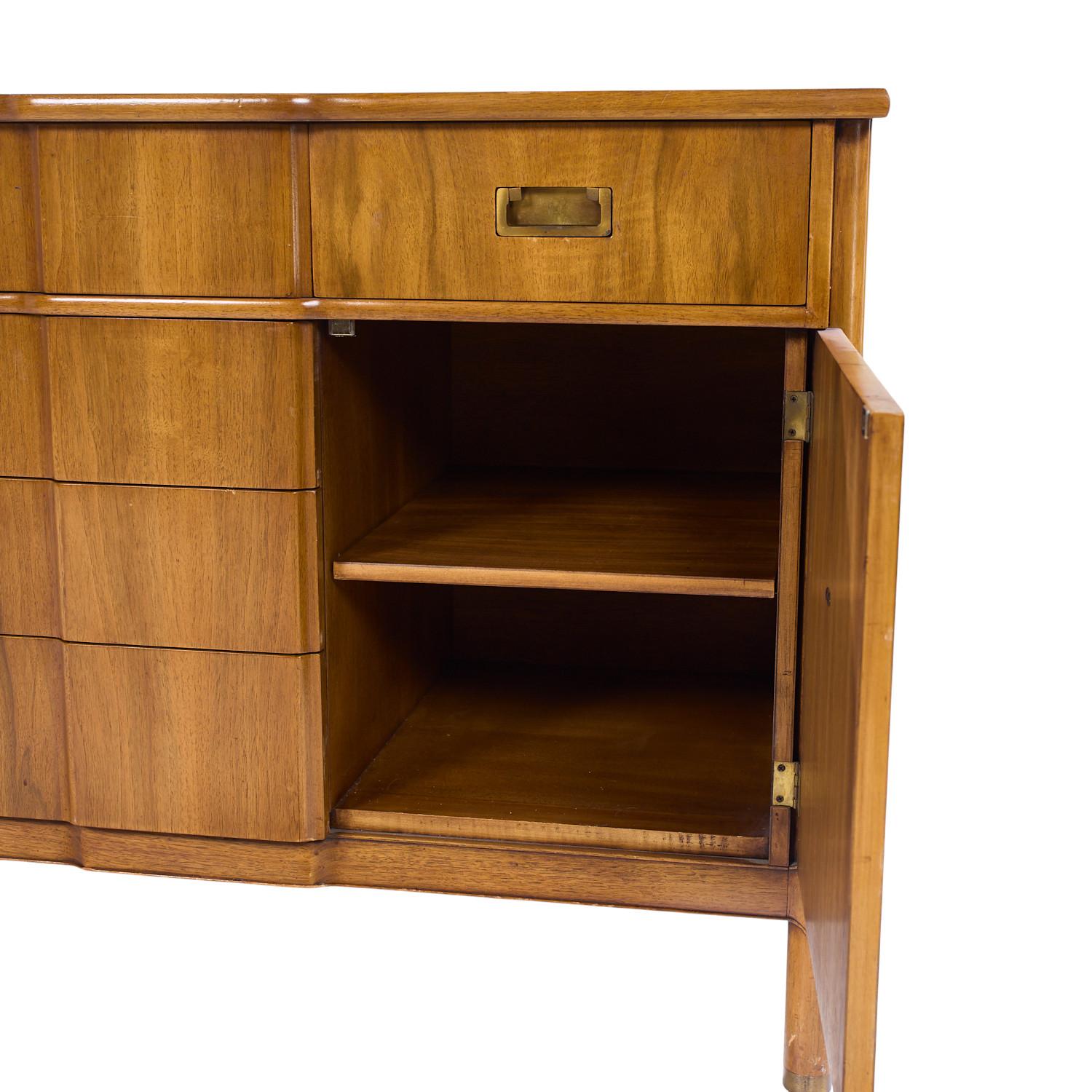 John Widdicomb Mid Century Nussbaum und Messing Kredenz mit Hutch im Angebot 9