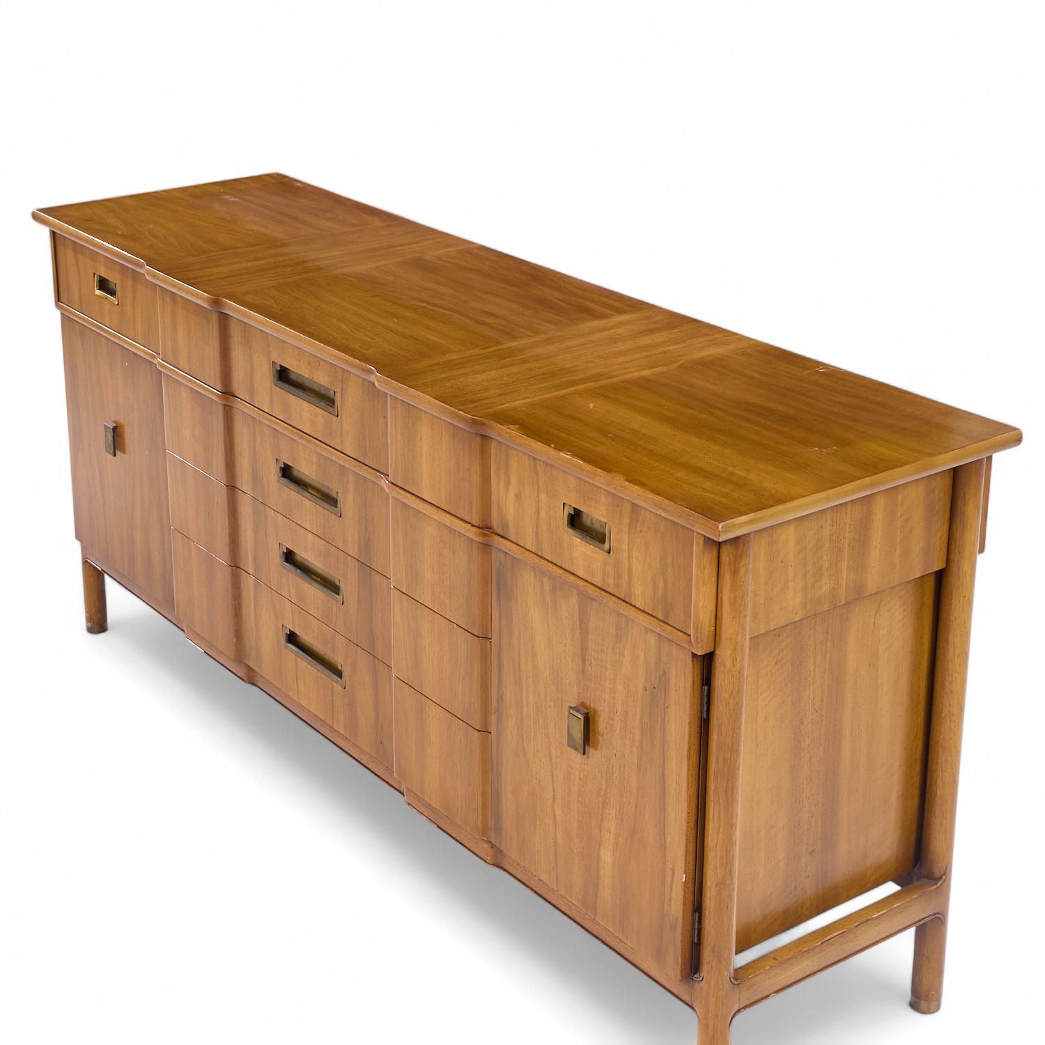 John Widdicomb Mid Century Nussbaum und Messing Kredenz mit Hutch im Angebot 10