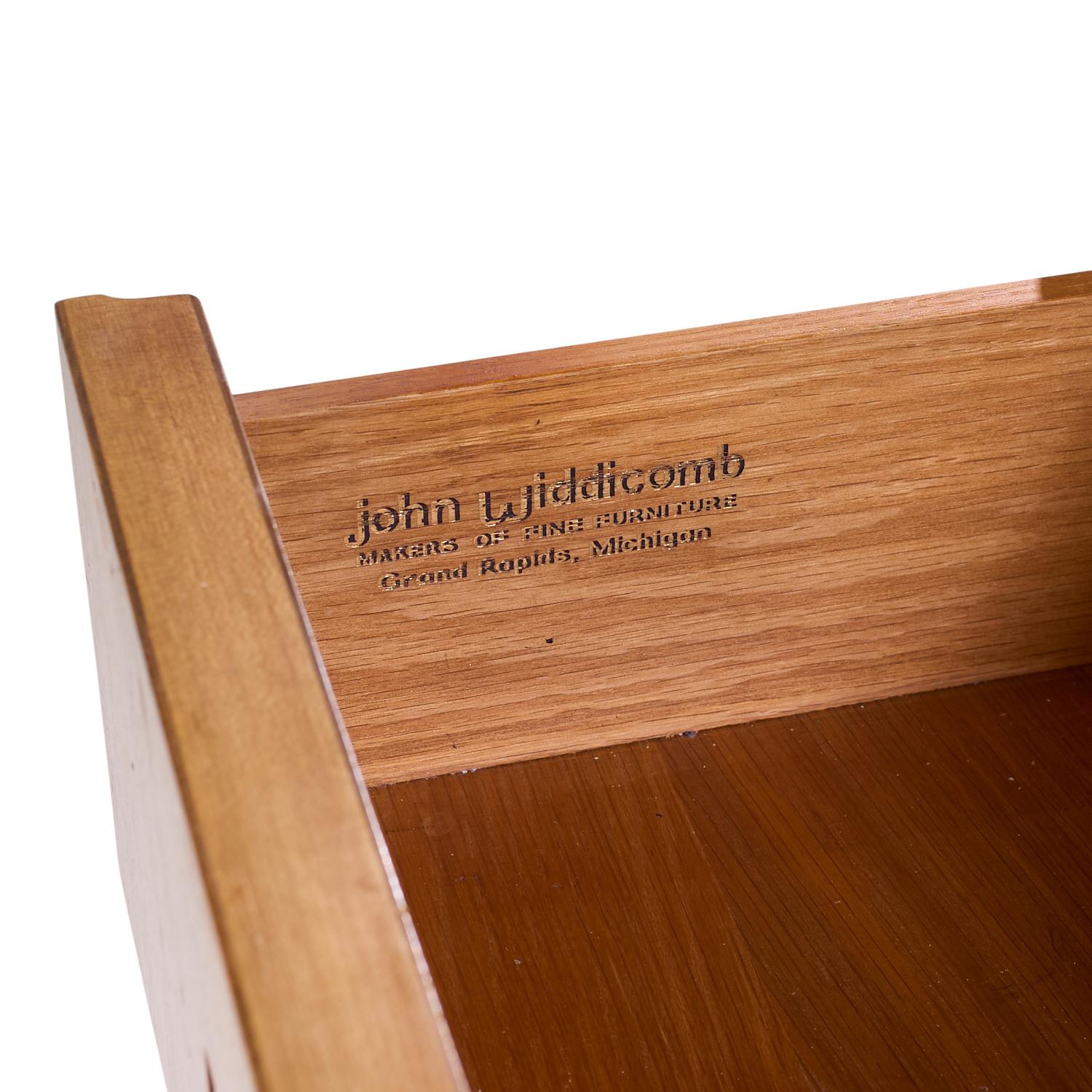 John Widdicomb Mid Century Nussbaum und Messing Kredenz mit Hutch im Angebot 11
