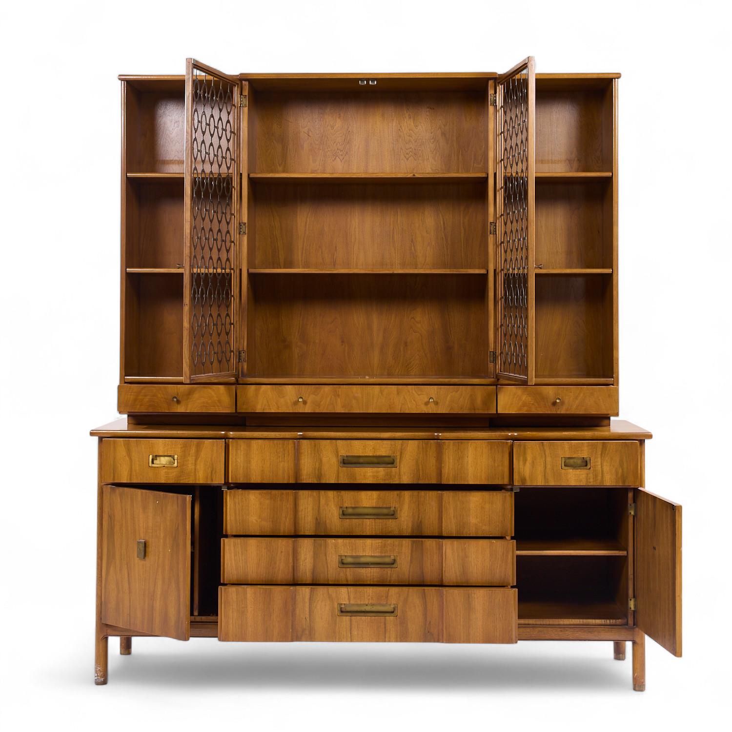 John Widdicomb Mid Century Nussbaum und Messing Kredenz mit Hutch

Die Anrichte misst: 70 breit x 20 tief x 32,25 Zoll hoch
Die Hütte misst: 65,5 breit x 12 tief x 46 Zoll hoch
Die kombinierte Höhe der Anrichte und des Schranks beträgt 78.25