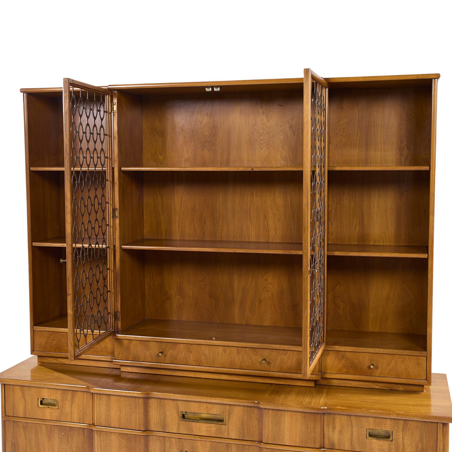 John Widdicomb Mid Century Nussbaum und Messing Kredenz mit Hutch (Moderne der Mitte des Jahrhunderts) im Angebot