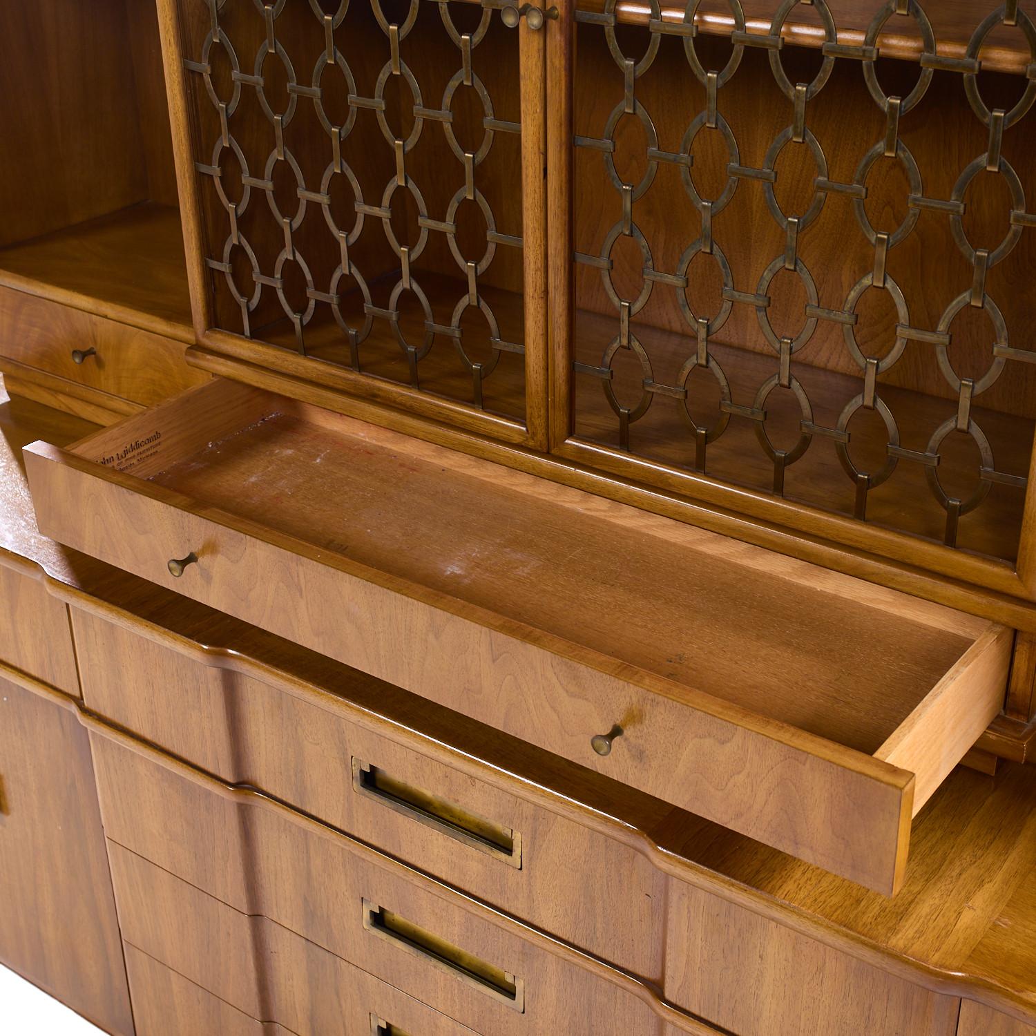 John Widdicomb Mid Century Nussbaum und Messing Kredenz mit Hutch im Zustand „Gut“ im Angebot in Countryside, IL