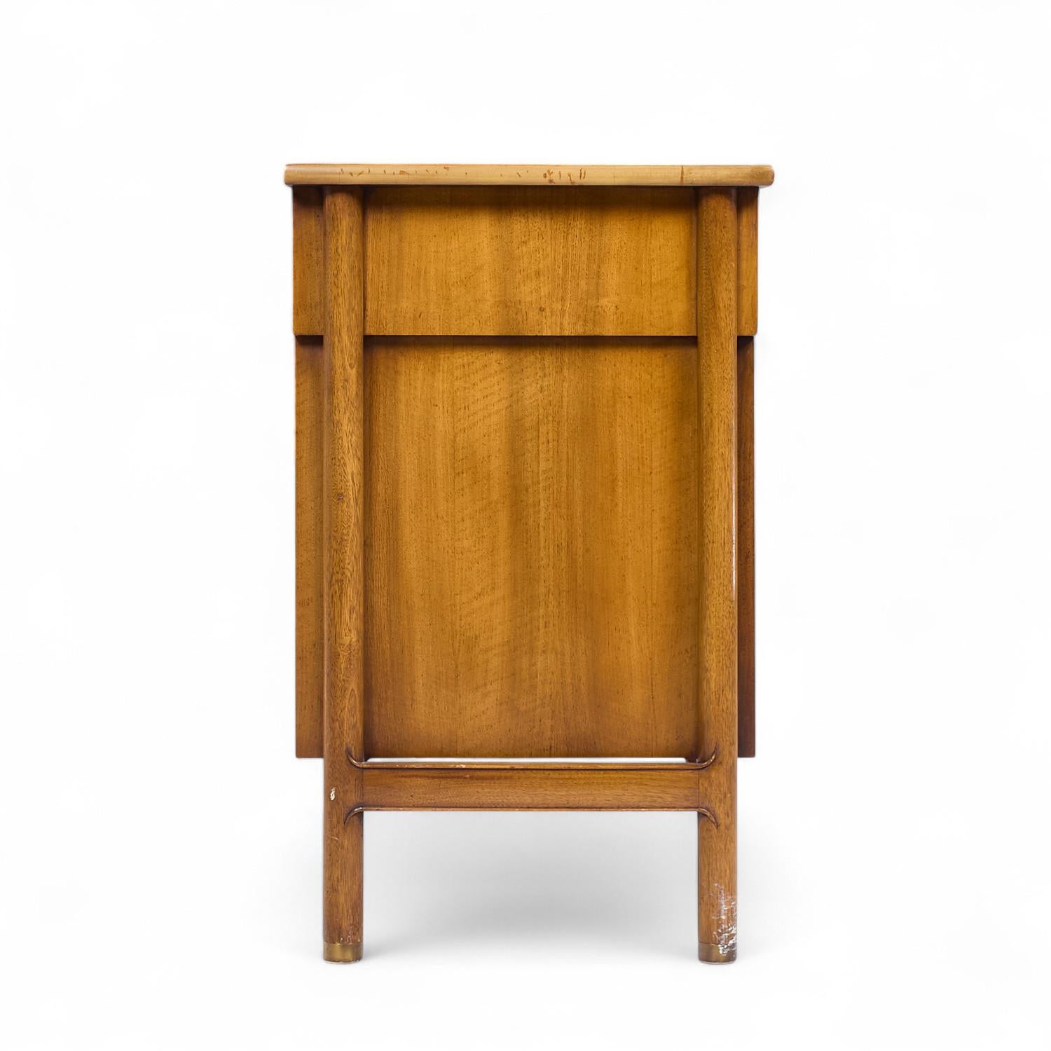 John Widdicomb Mid Century Nussbaum und Messing Kredenz mit Hutch (20. Jahrhundert) im Angebot