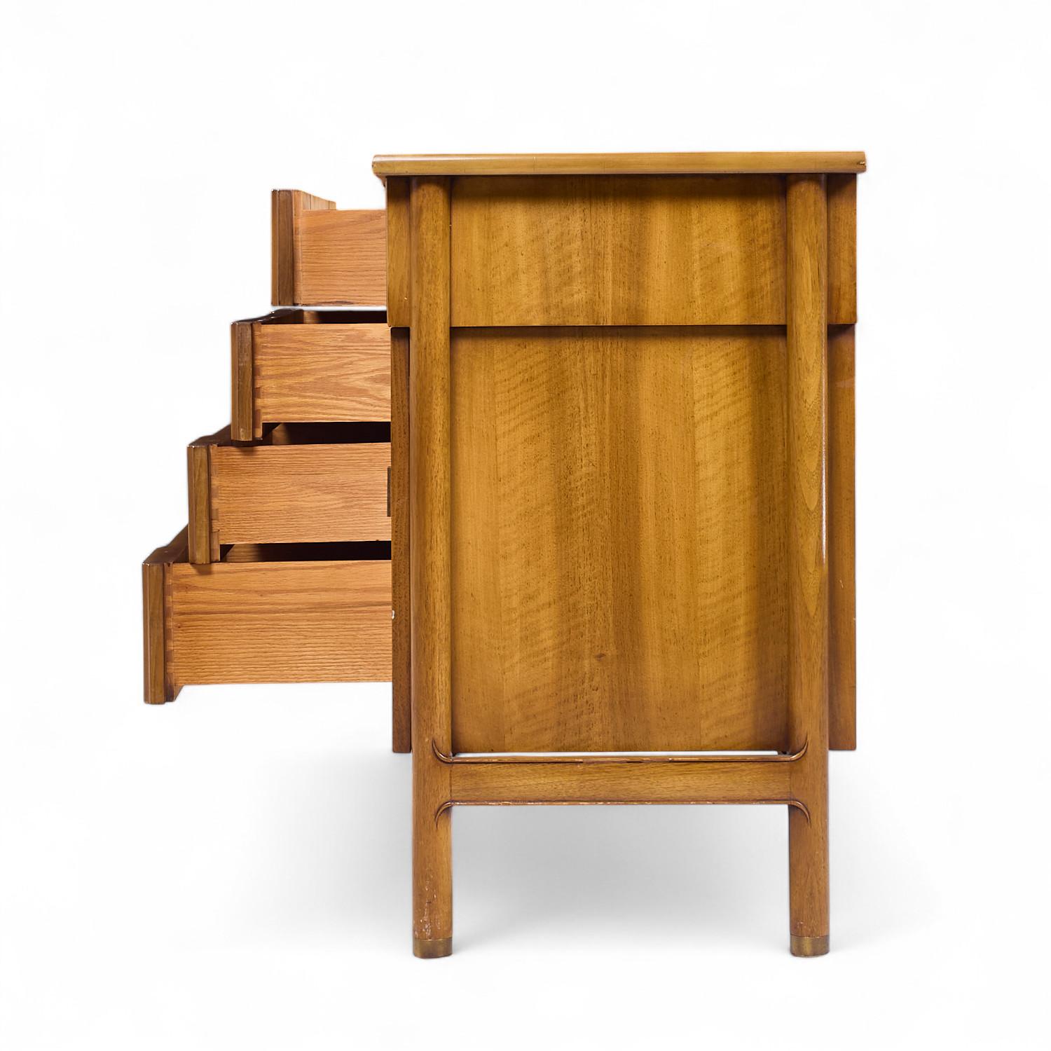 John Widdicomb Mid Century Nussbaum und Messing Kredenz mit Hutch im Angebot 1