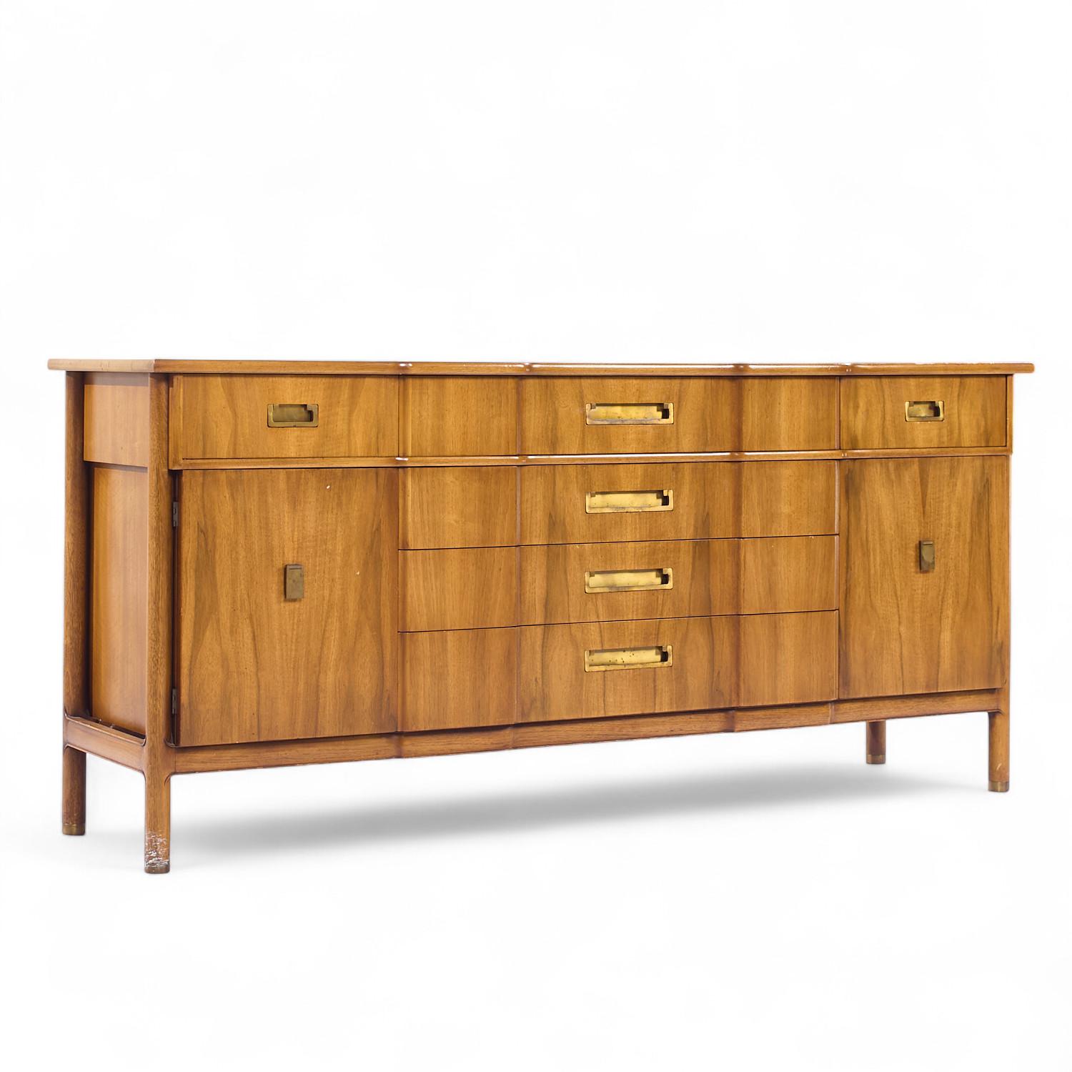 John Widdicomb Mid Century Nussbaum und Messing Kredenz mit Hutch im Angebot 2