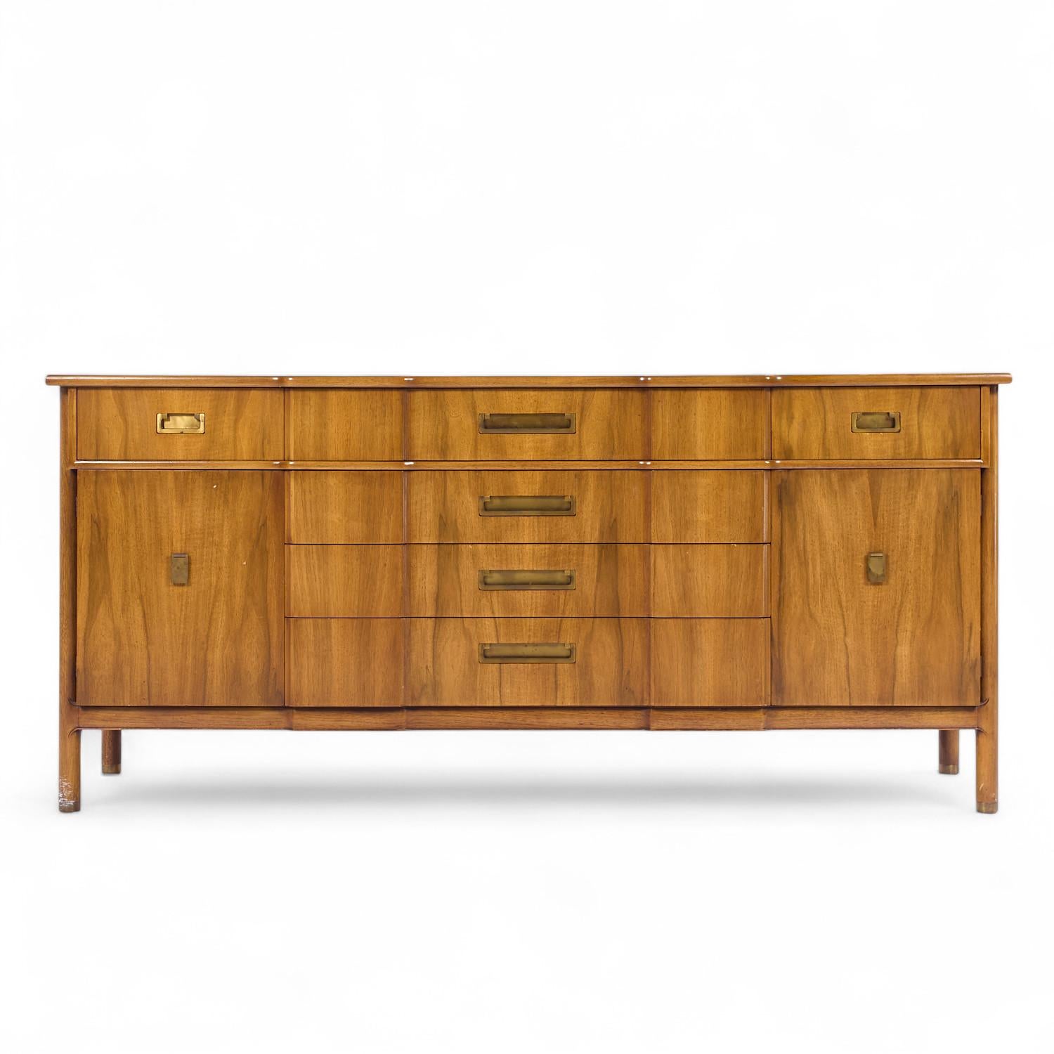 John Widdicomb Mid Century Nussbaum und Messing Kredenz mit Hutch im Angebot 3