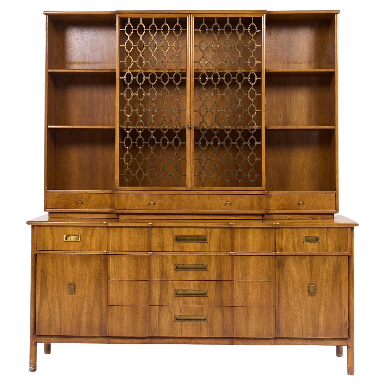 John Widdicomb Mid Century Nussbaum und Messing Kredenz mit Hutch im Angebot
