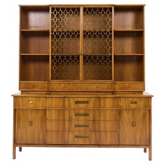 John Widdicomb Mid Century Nussbaum und Messing Kredenz mit Hutch
