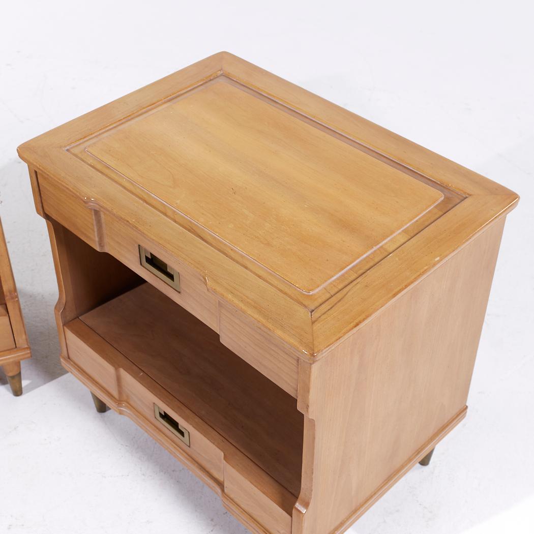 Comodini in legno di noce e ottone di John Widdicomb - Coppia del metà del secolo scorso in vendita 3