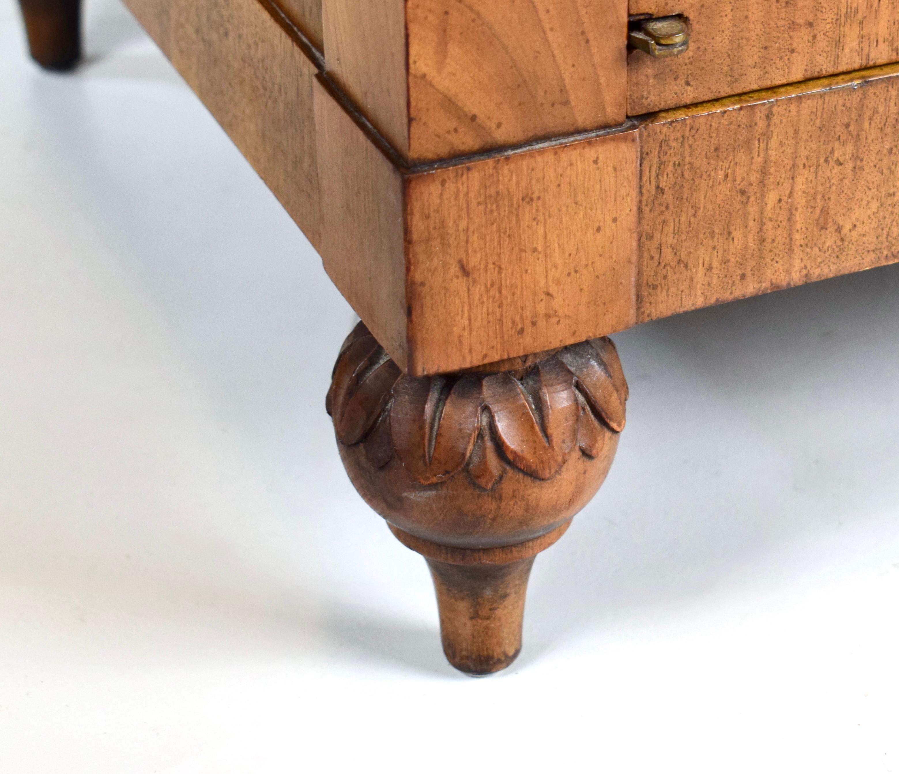 Comodini in legno di noce e ottone di John Widdicomb - Coppia del metà del secolo scorso in vendita 4