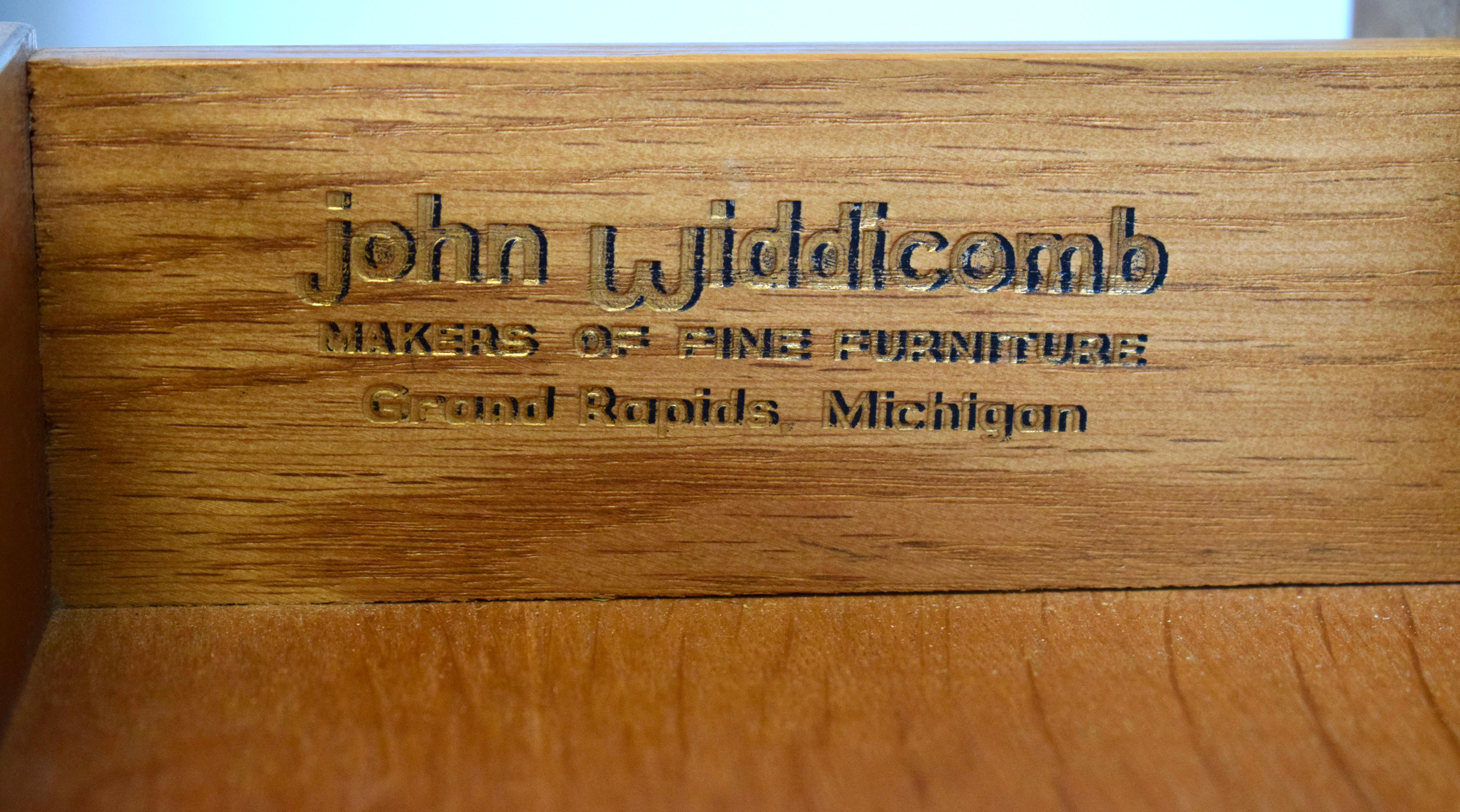 Comodini in legno di noce e ottone di John Widdicomb - Coppia del metà del secolo scorso in vendita 7