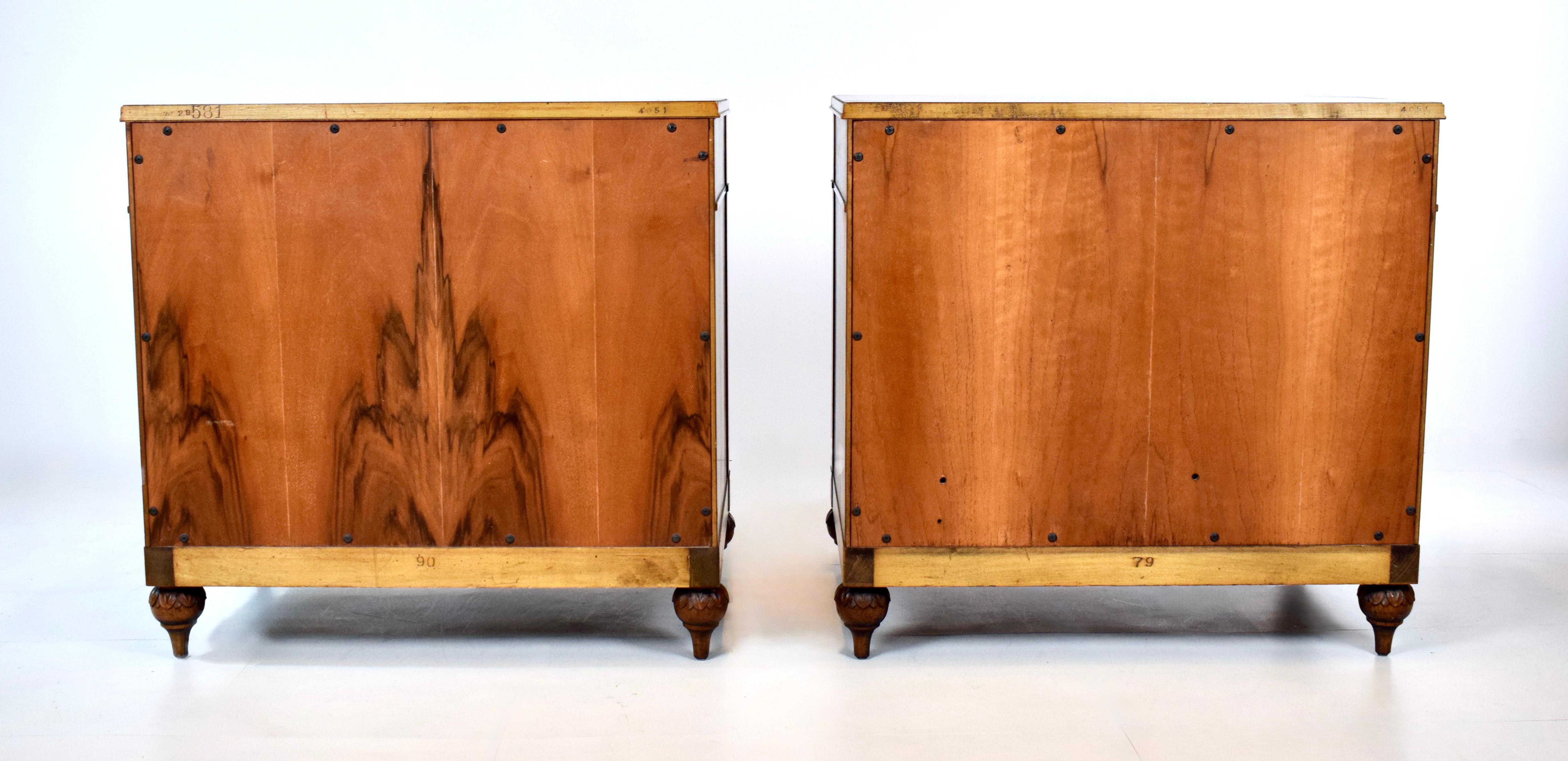 Comodini in legno di noce e ottone di John Widdicomb - Coppia del metà del secolo scorso in vendita 8