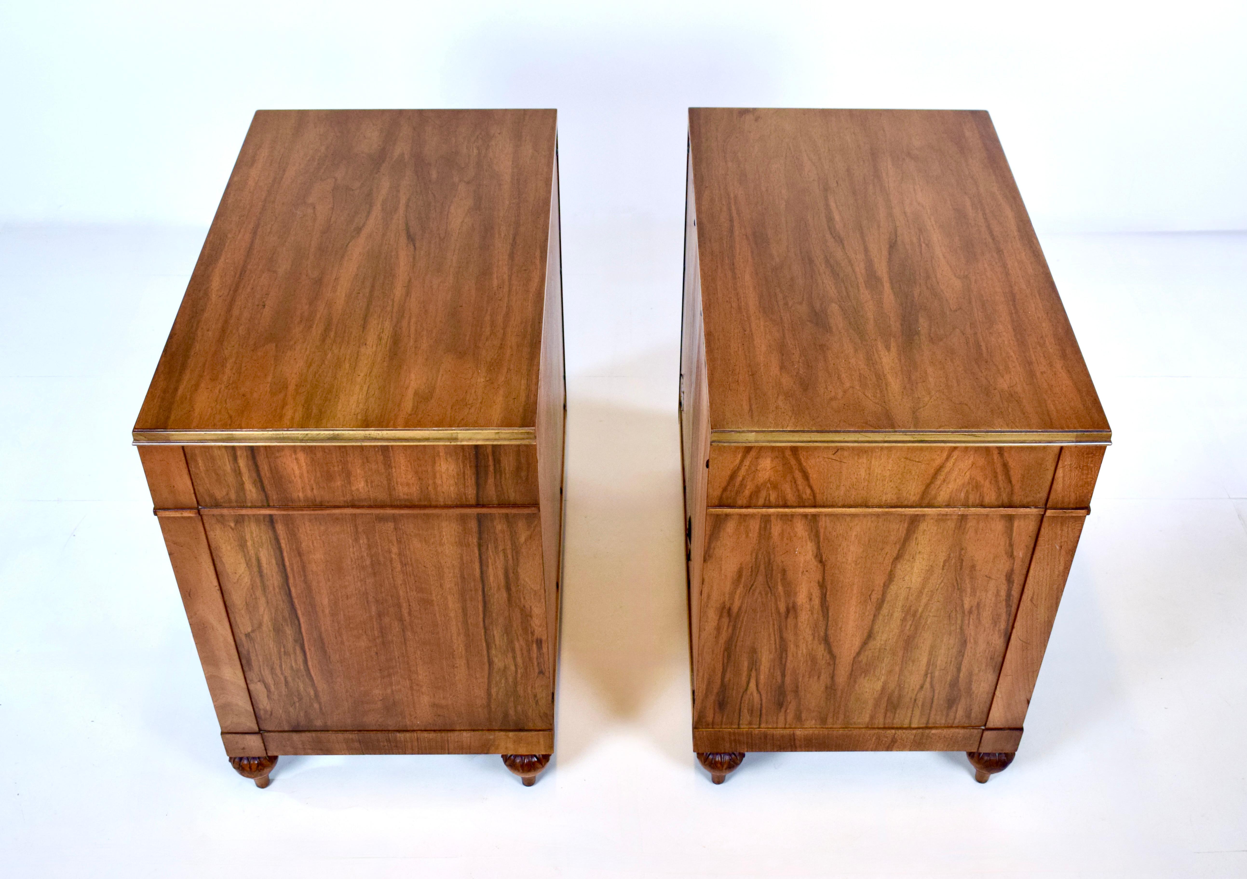 Comodini in legno di noce e ottone di John Widdicomb - Coppia del metà del secolo scorso in vendita 9