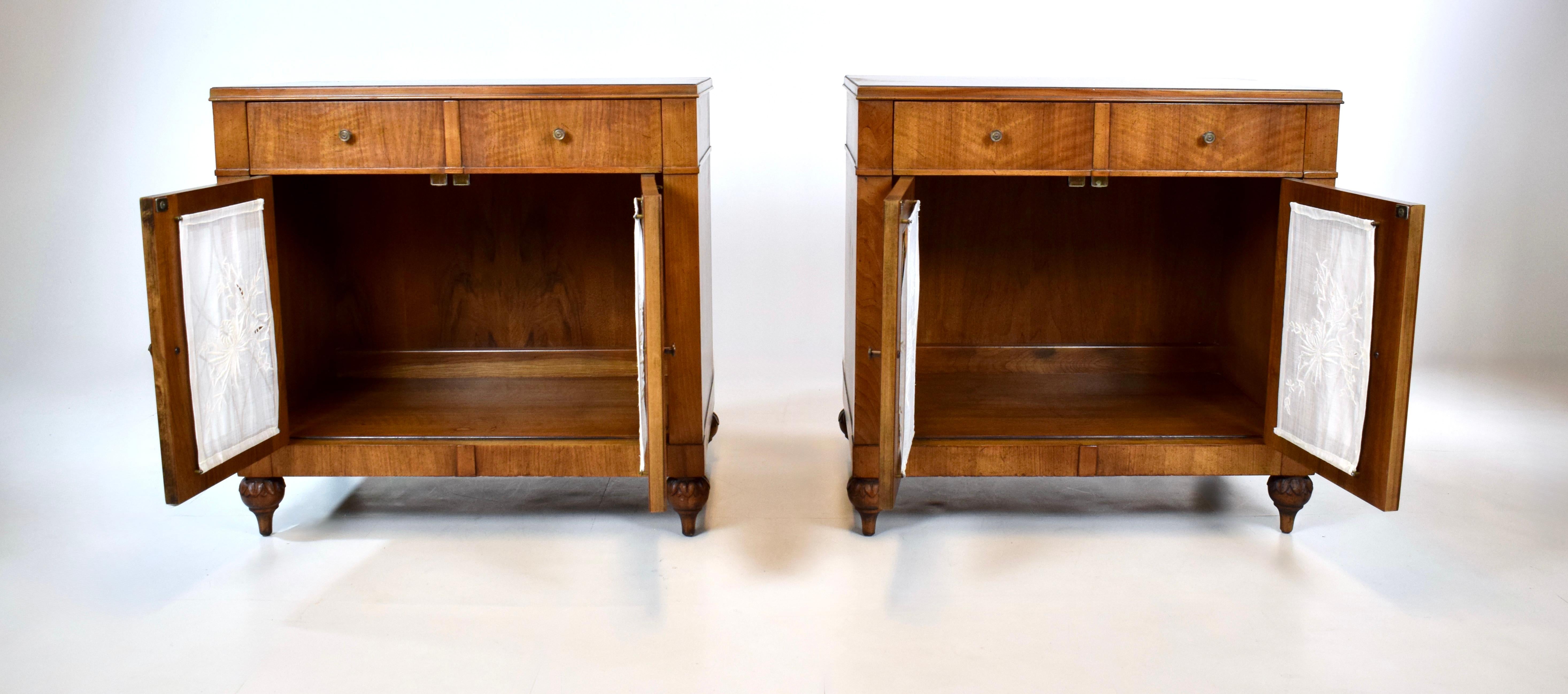 Regency Comodini in legno di noce e ottone di John Widdicomb - Coppia del metà del secolo scorso in vendita