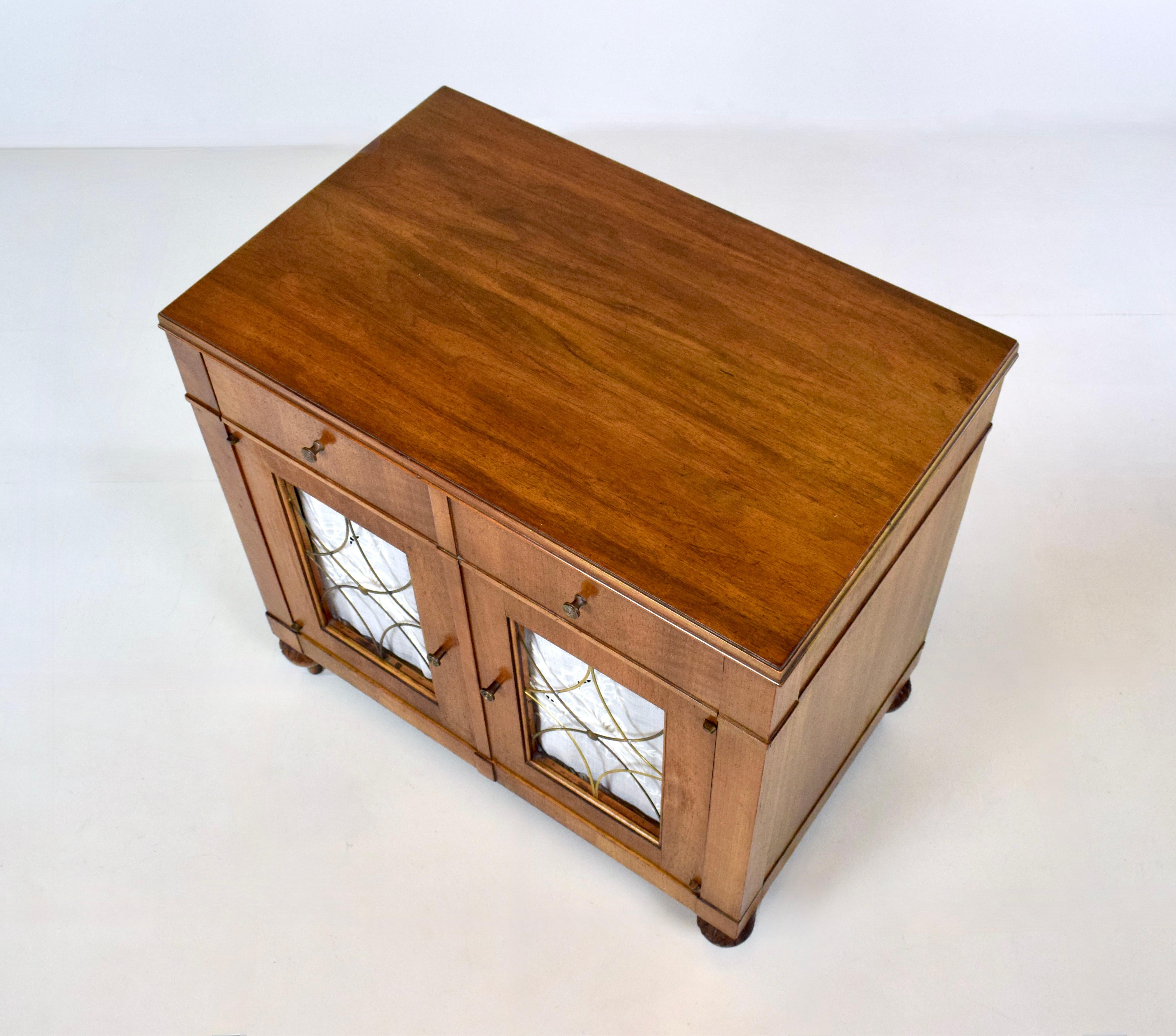 Ricamato Comodini in legno di noce e ottone di John Widdicomb - Coppia del metà del secolo scorso in vendita