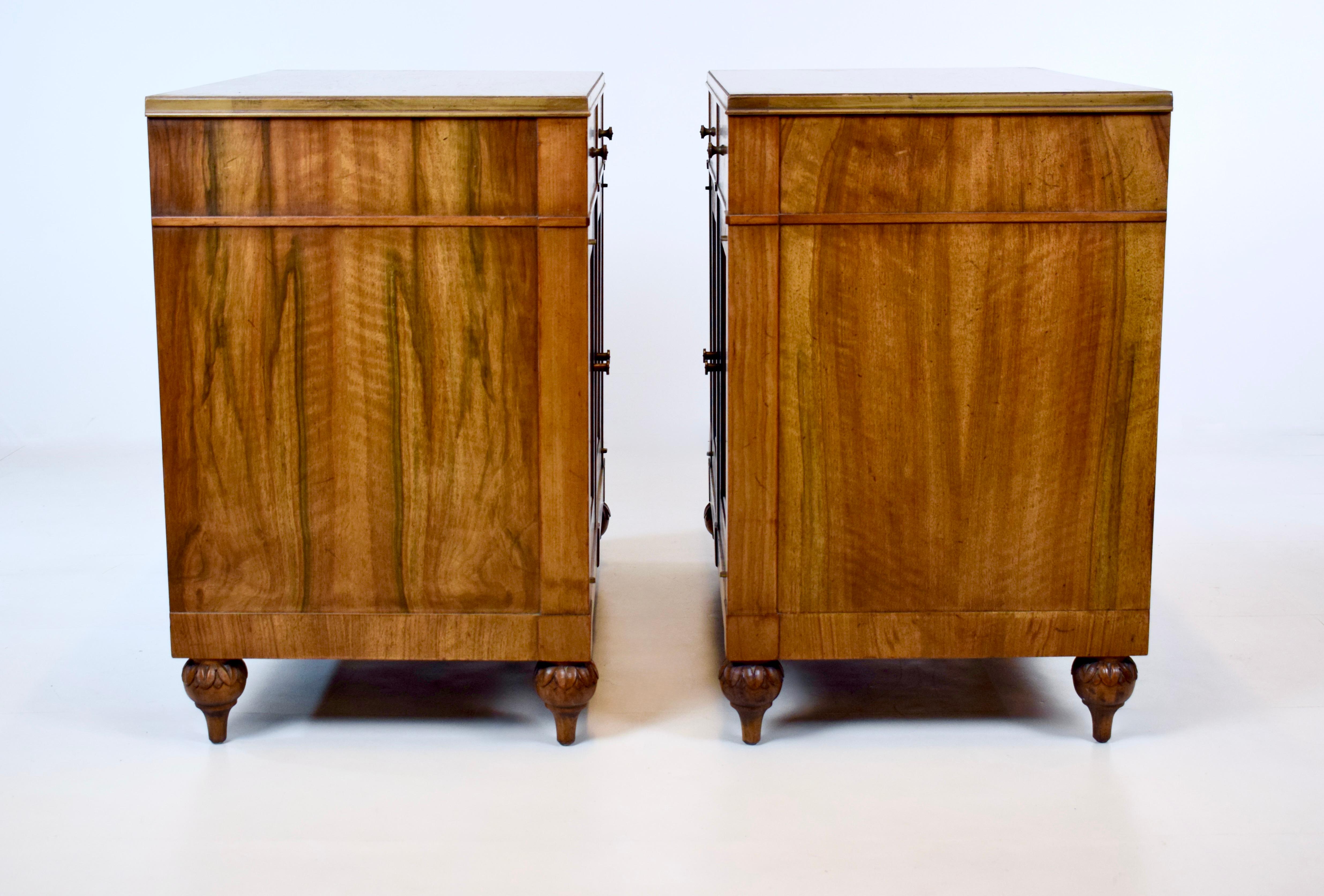 XX secolo Comodini in legno di noce e ottone di John Widdicomb - Coppia del metà del secolo scorso in vendita