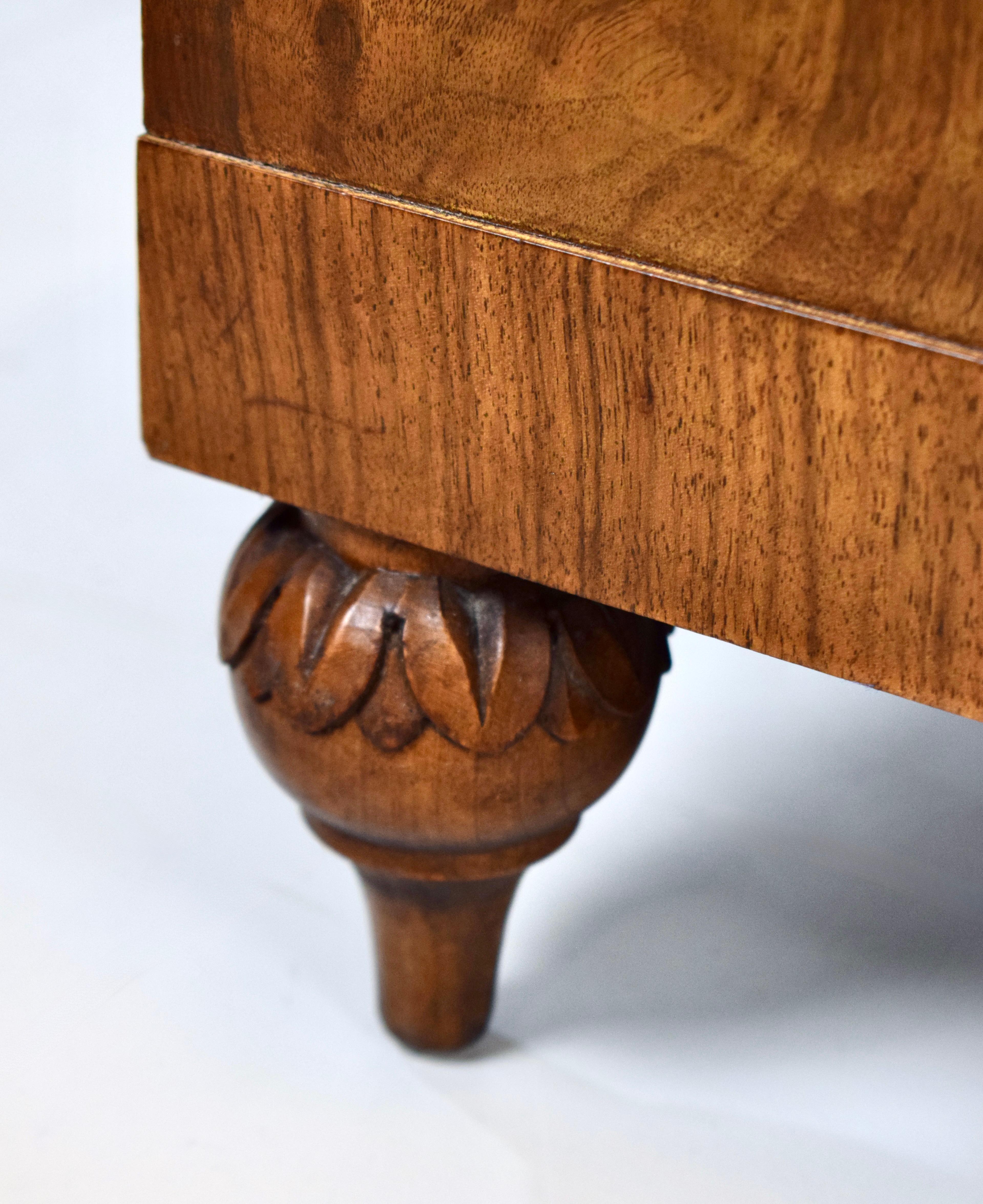 Ottone Comodini in legno di noce e ottone di John Widdicomb - Coppia del metà del secolo scorso in vendita