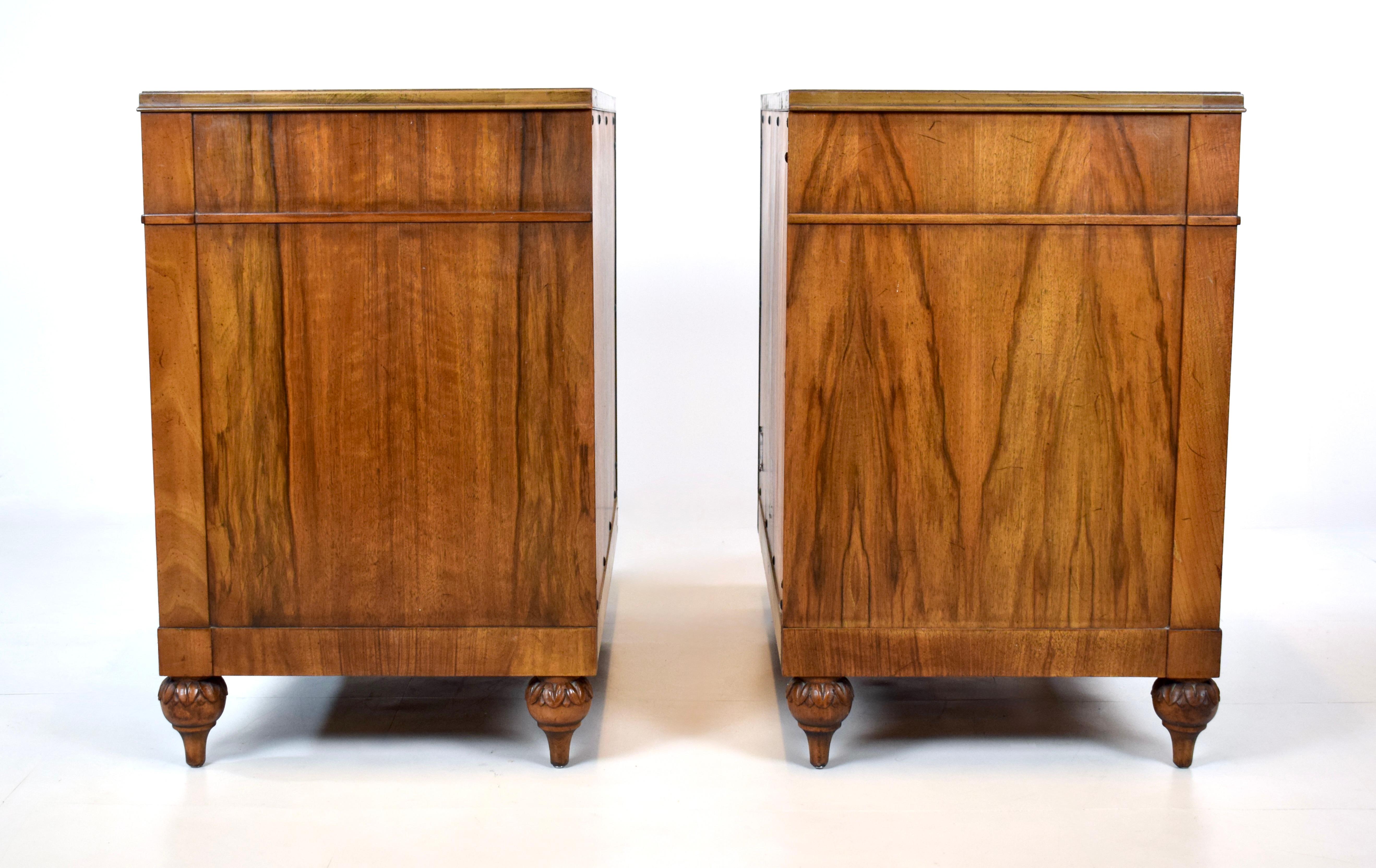 Comodini in legno di noce e ottone di John Widdicomb - Coppia del metà del secolo scorso in vendita 1